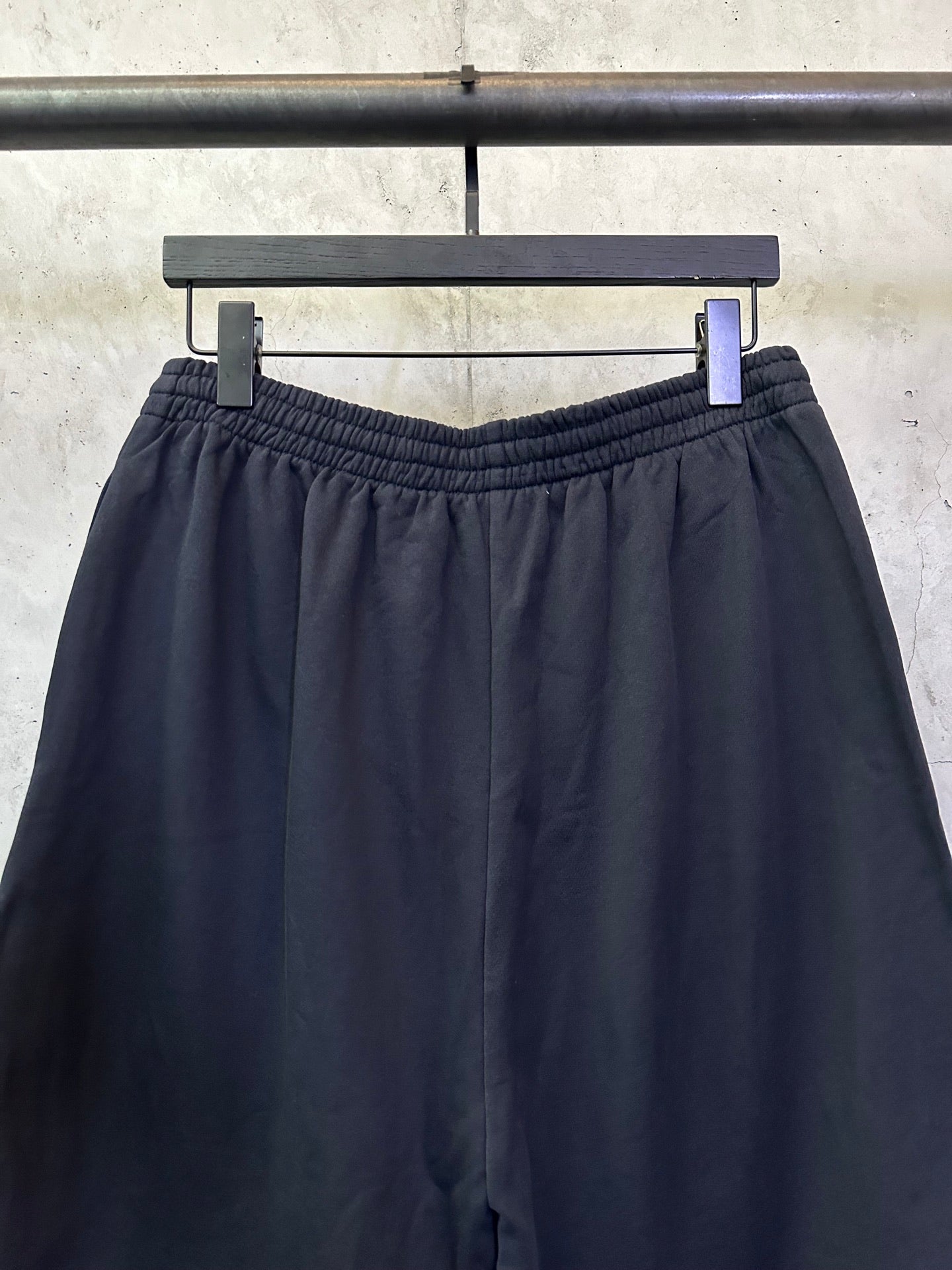 Black elastic-waist shorts with drawstring and pleated front detail