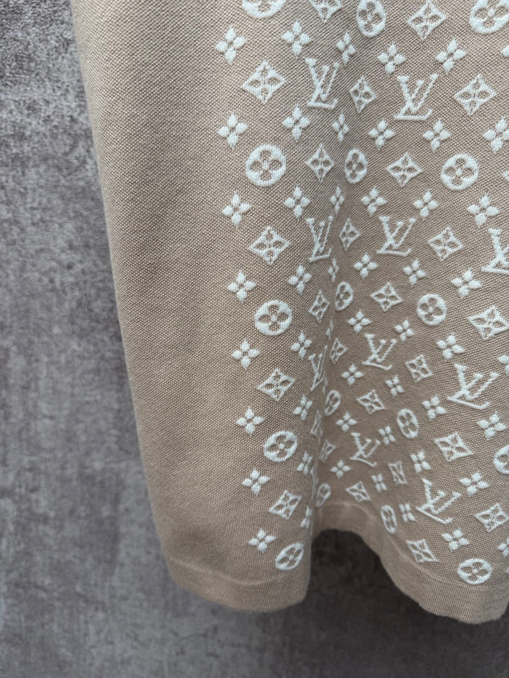 Light beige logo-print T-shirt close-up of side panel and lower hem