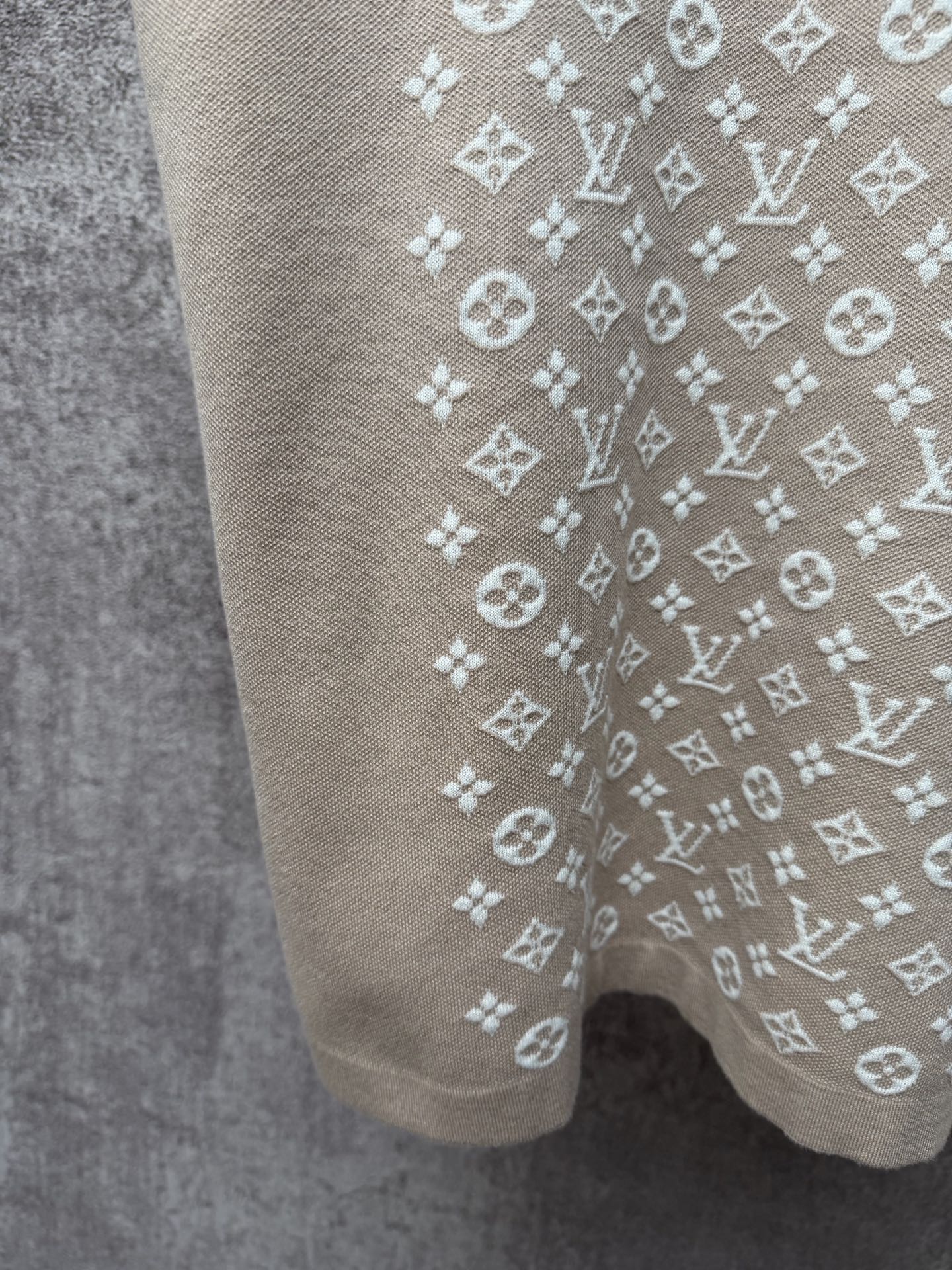 Light beige logo-print T-shirt close-up of side panel and lower hem