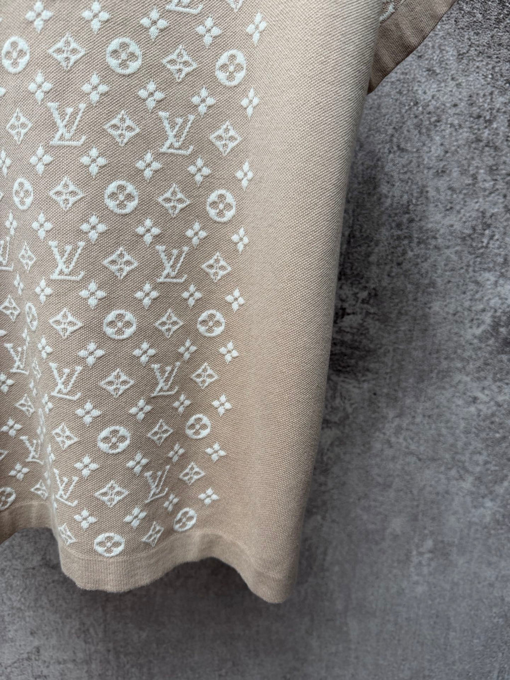 Light beige logo-print T-shirt with patterned fabric and short sleeves at hem