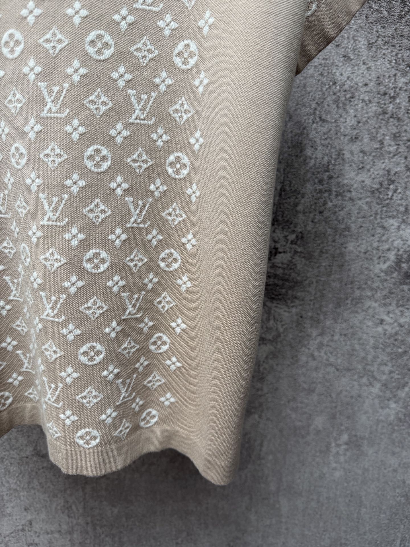 Light beige logo-print T-shirt with patterned fabric and short sleeves at hem