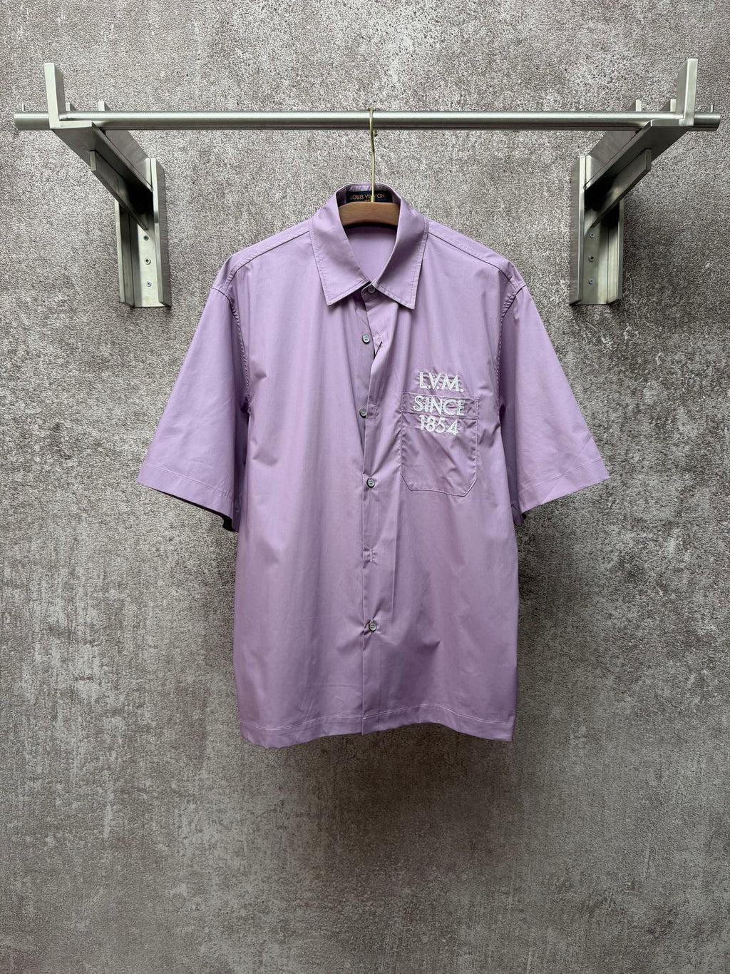 Men's short-sleeve button-up shirt in lavender with chest logo embroidery