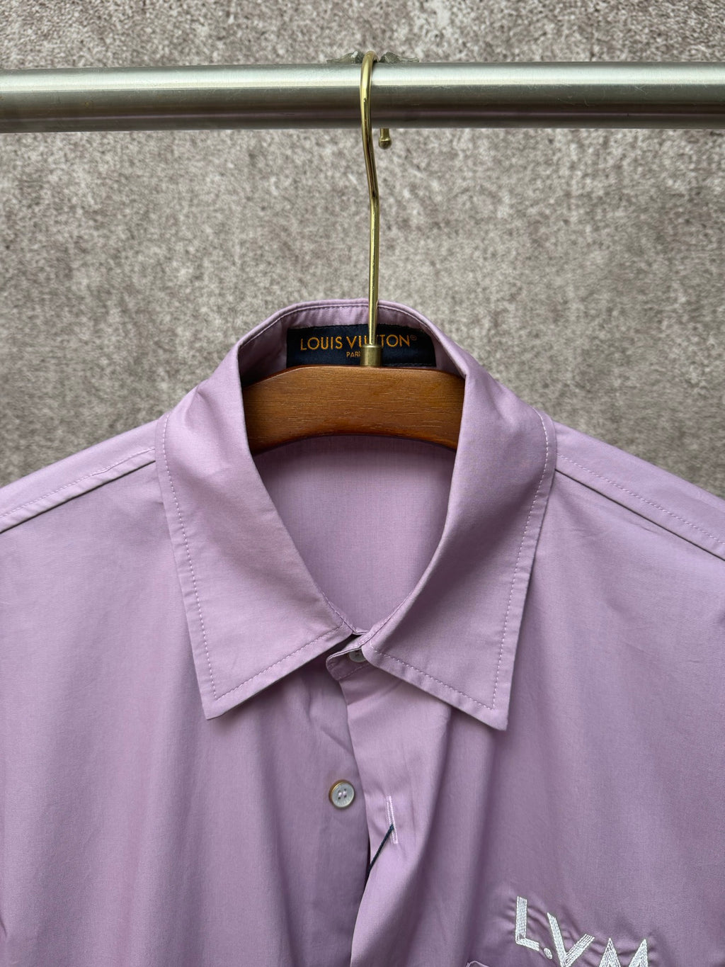 Men's short-sleeve button-up shirt in lavender with collar detail and LV logo
