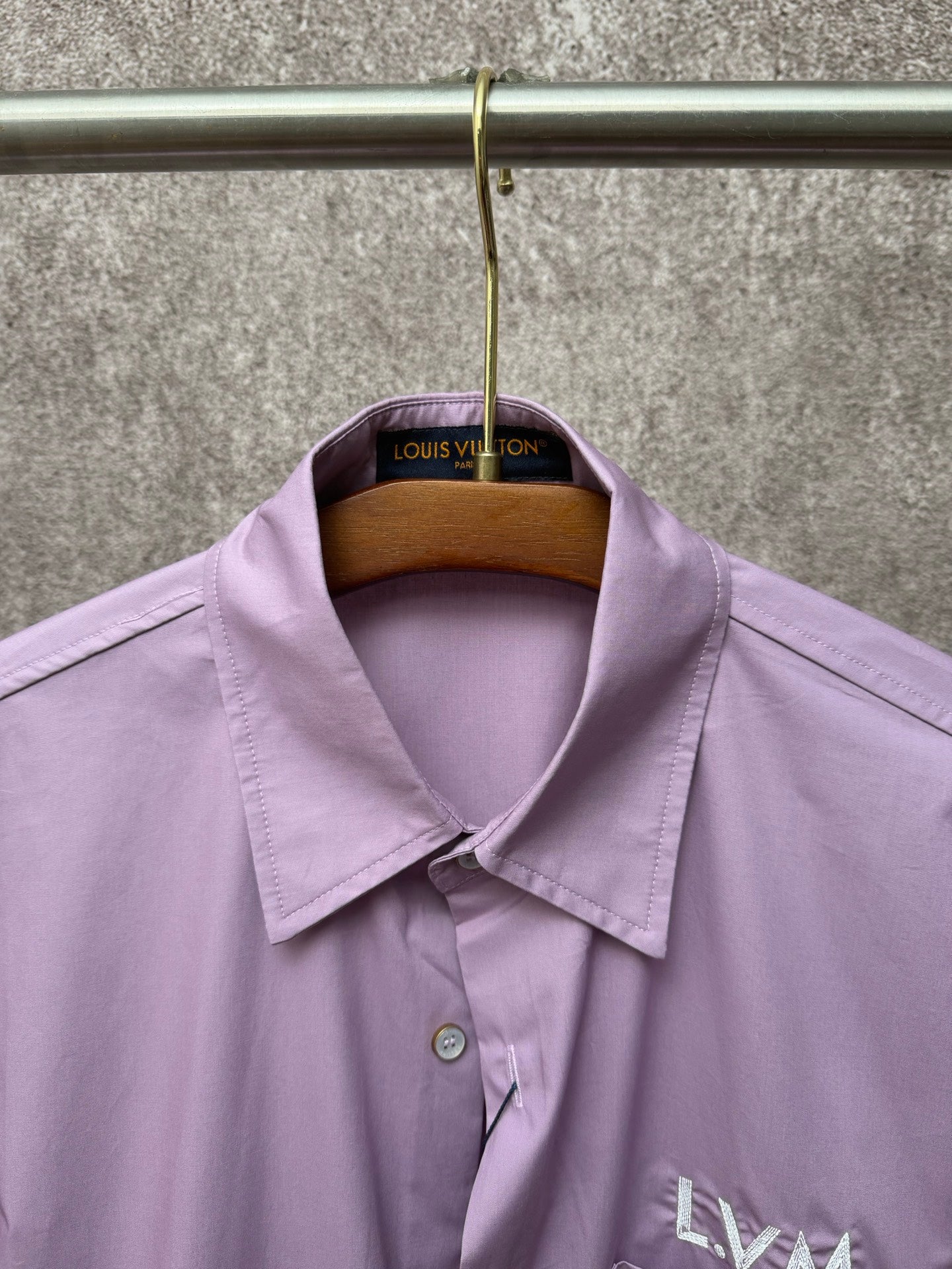 Men's short-sleeve button-up shirt in lavender with collar detail and LV logo