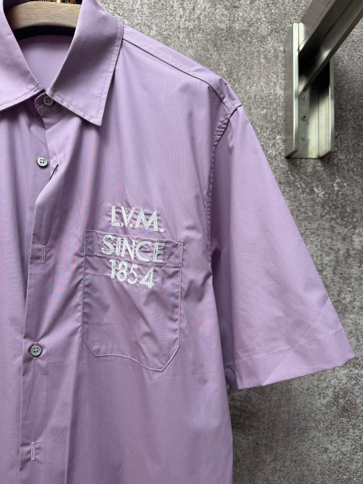 Men's short-sleeve button-up shirt in lavender, chest pocket and logo detail