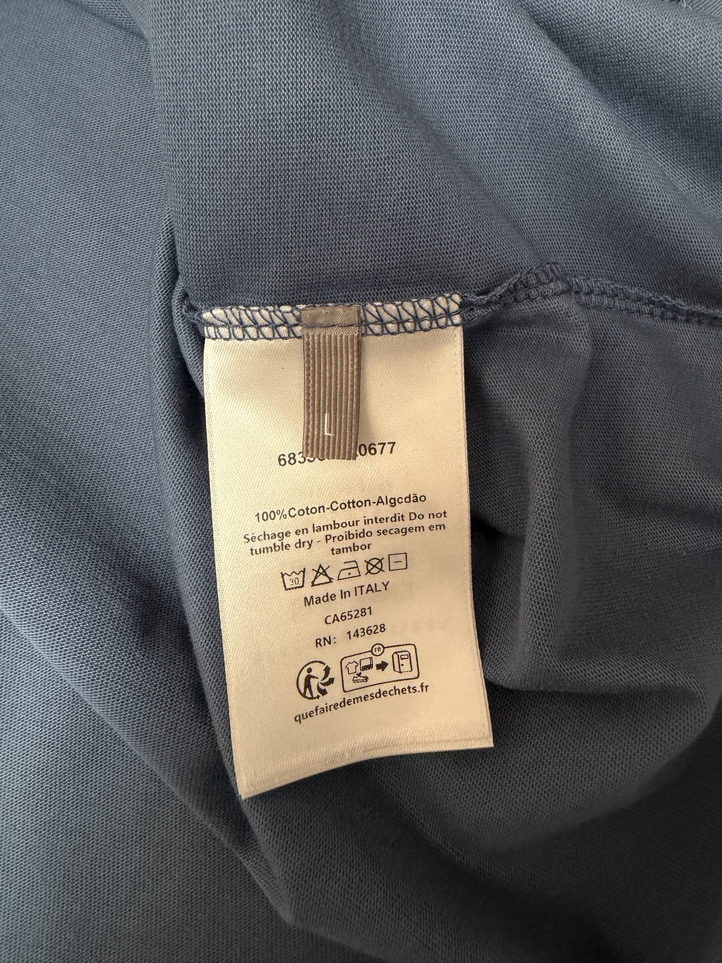 T-shirt care label with 100% cotton composition and Made in Italy