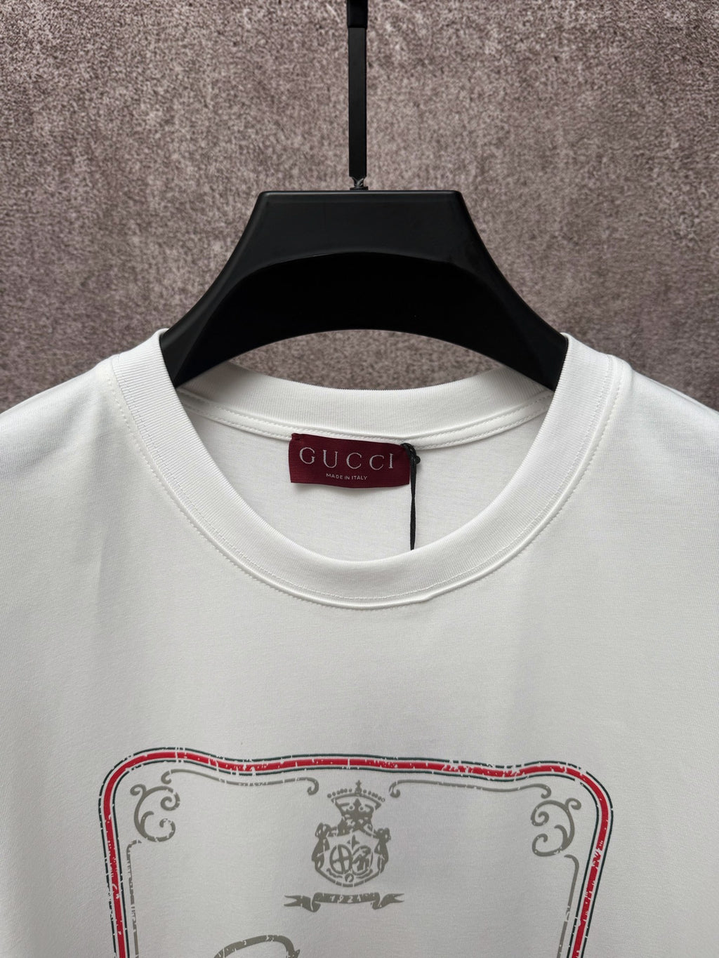 White Gucci T-shirt neckline with inner size tag