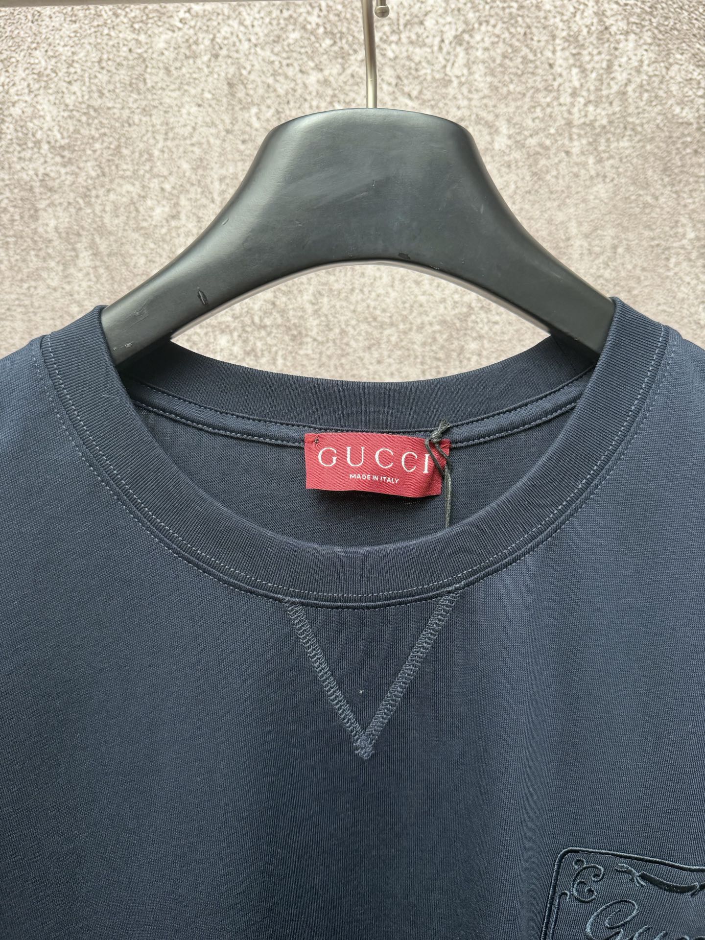 Dark navy short-sleeve T-shirt with Gucci neck label and V-neck stitching