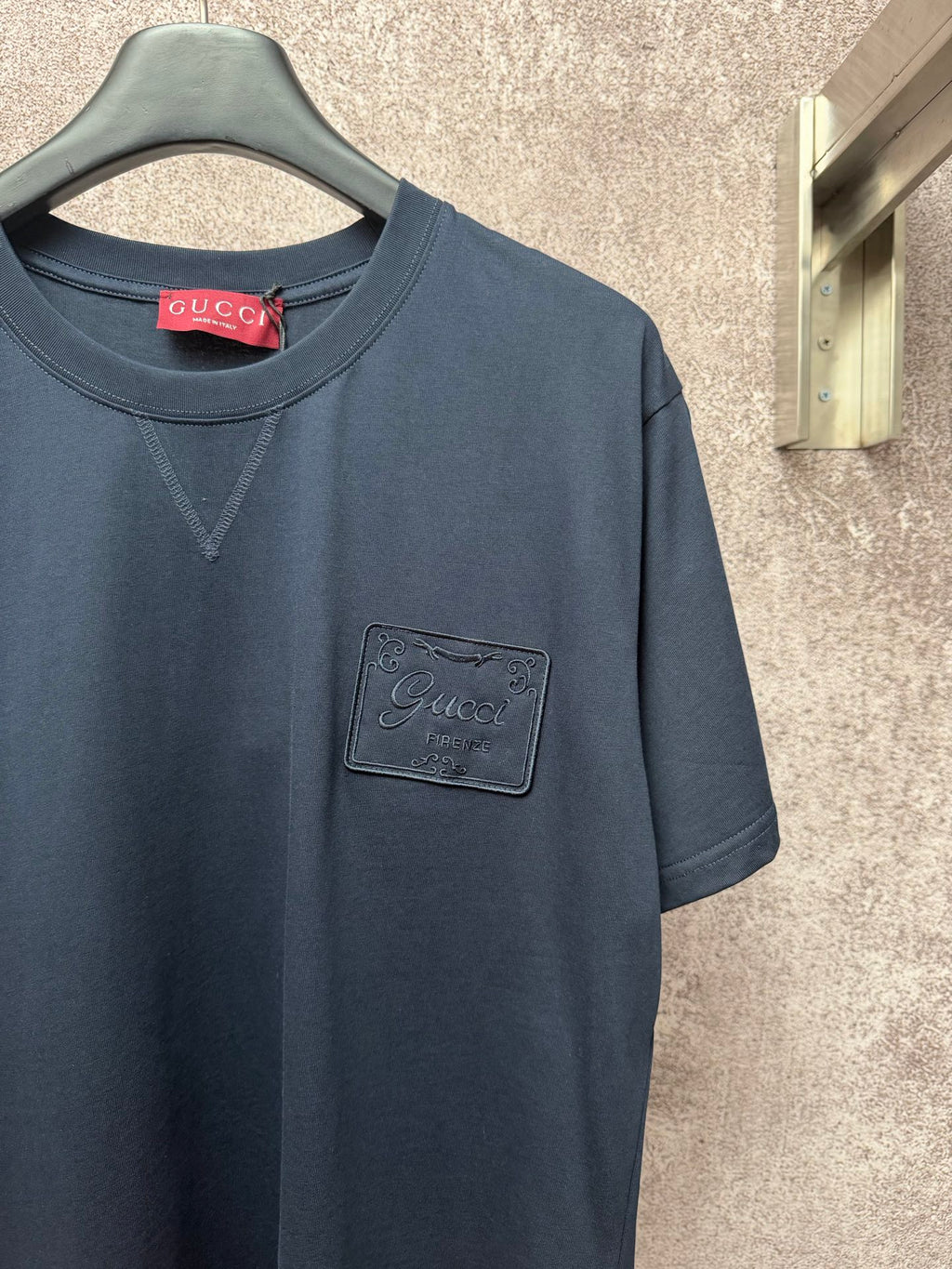 Dark navy short-sleeve T-shirt with Gucci neck label and embroidered chest emblem