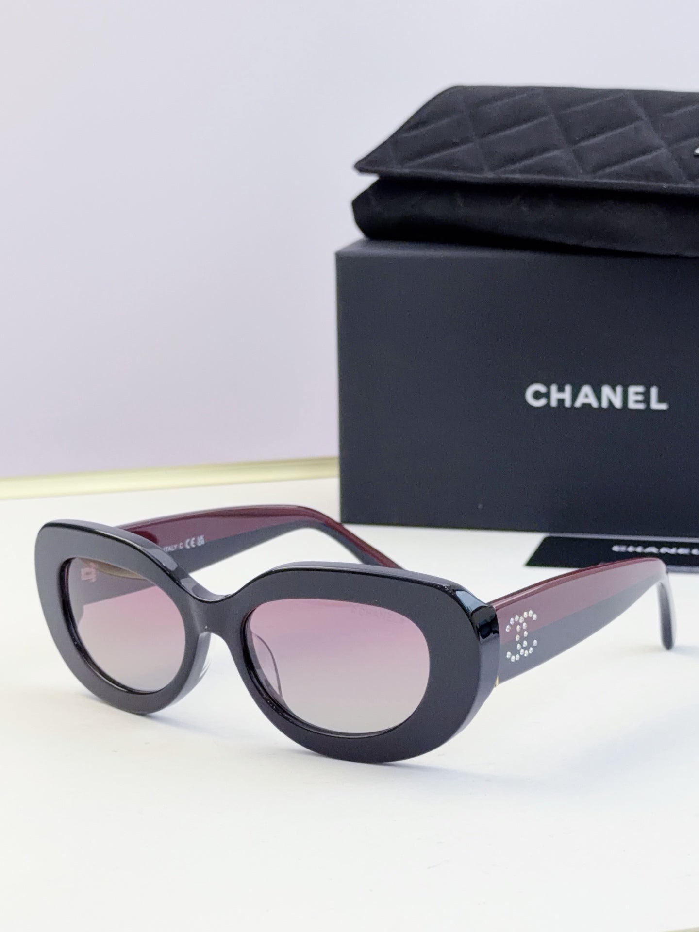 CHANEL sunglasses with dark frame and pink tinted lenses