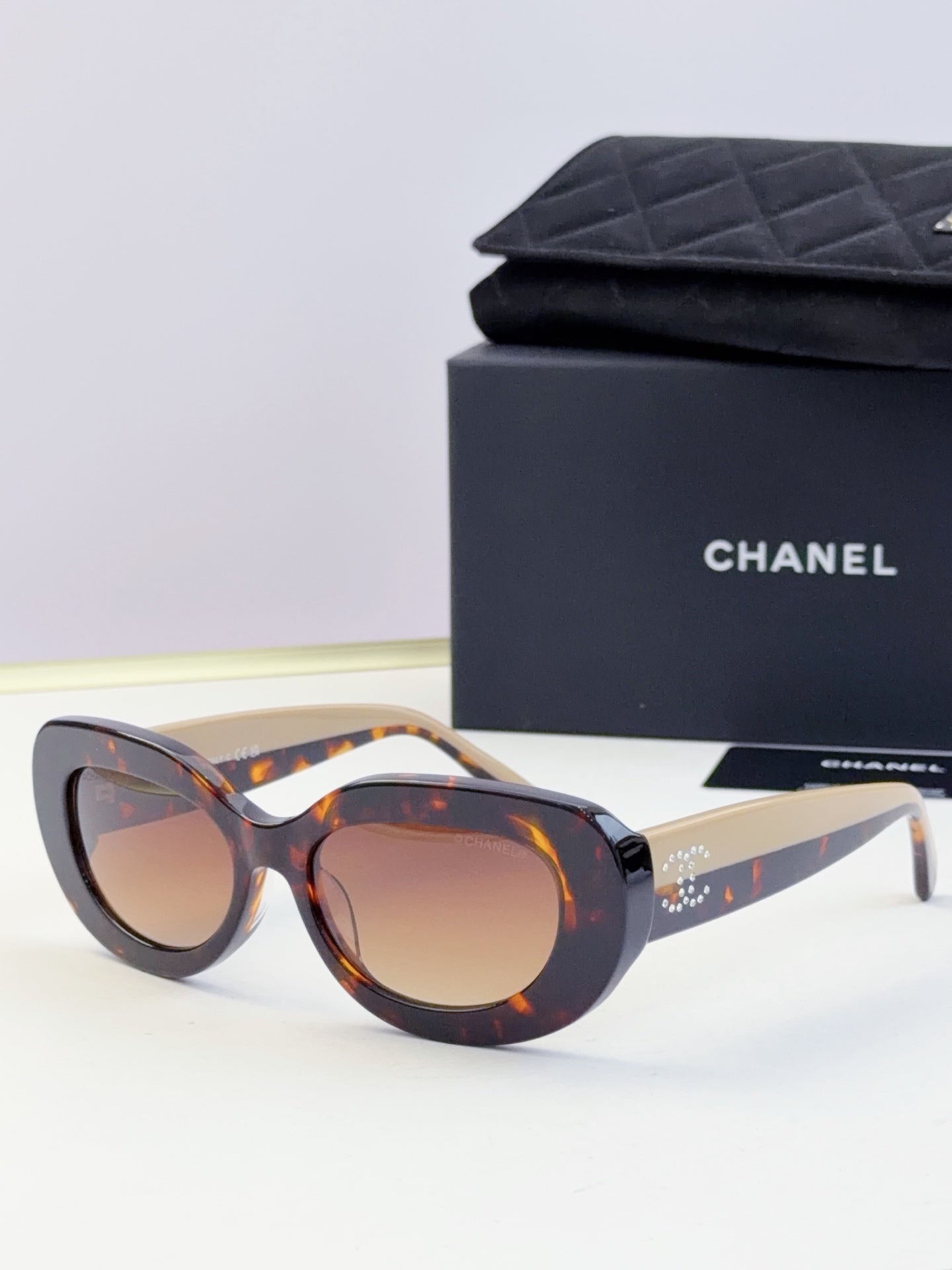 CHANEL sunglasses with tortoiseshell frame and warm brown gradient lenses