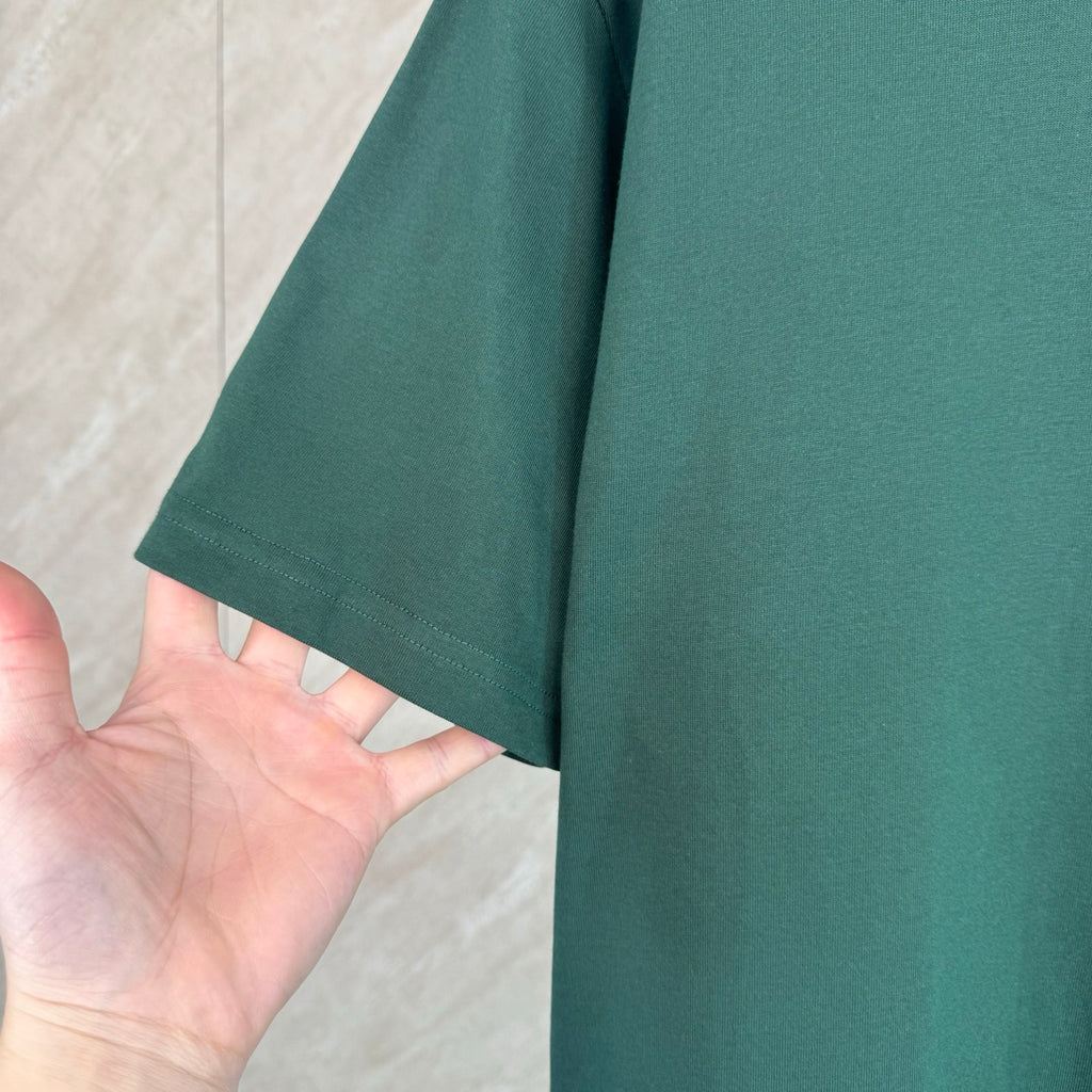 Dark green T-shirt sleeve and hem edge detail