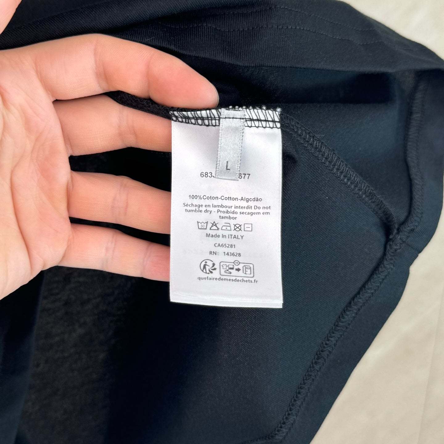 Short-sleeve T-shirt fabric label with cotton and size details