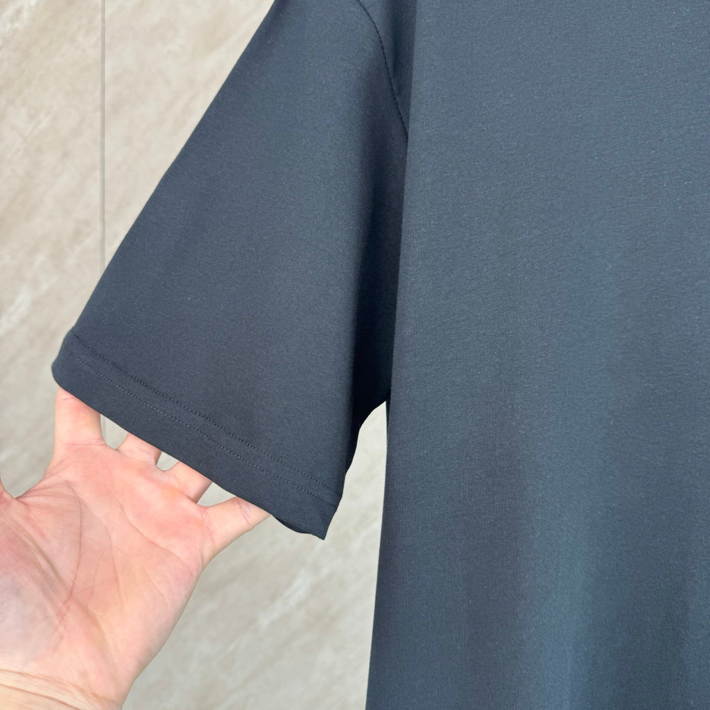 Short-sleeve T-shirt sleeve cuff in dark navy, side view