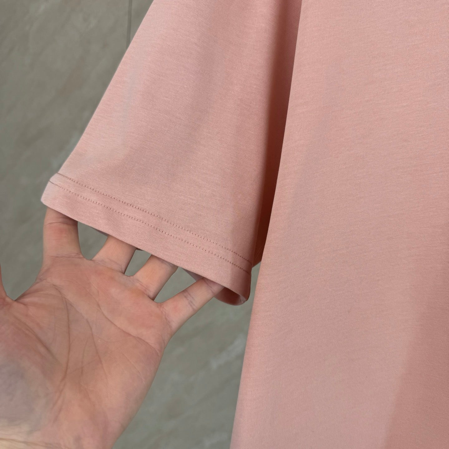 Pink short-sleeve T-shirt with stitched sleeve hem