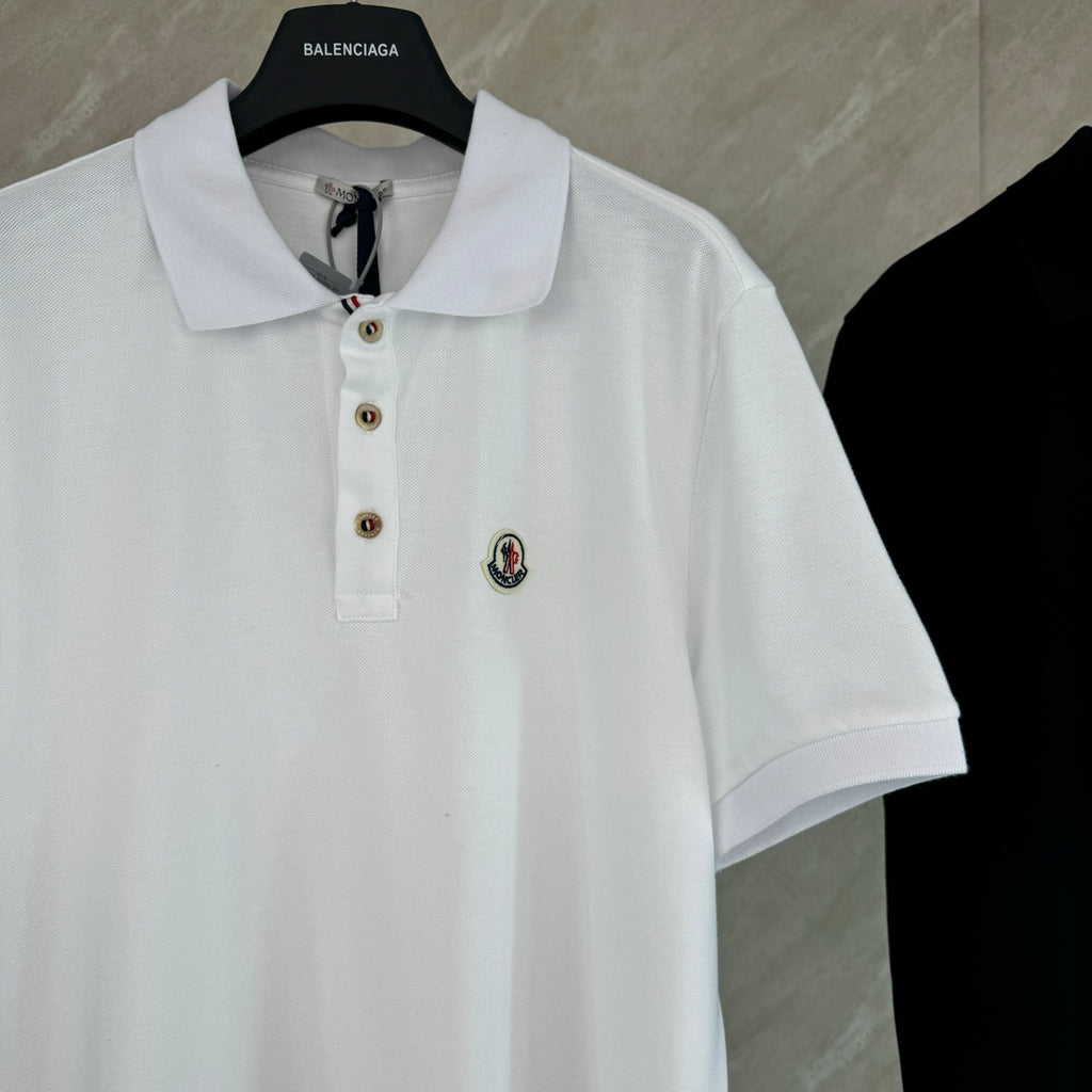White short-sleeve polo shirt with collar embroidery and chest crest
