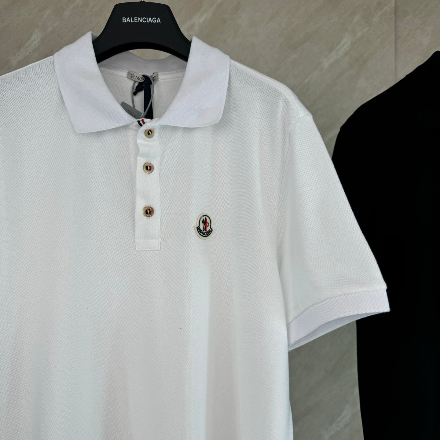 White short-sleeve polo shirt with collar embroidery and chest crest