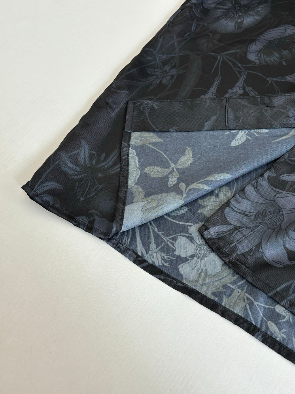 Gucci long-sleeve shirt interior lining with dark floral print and seam