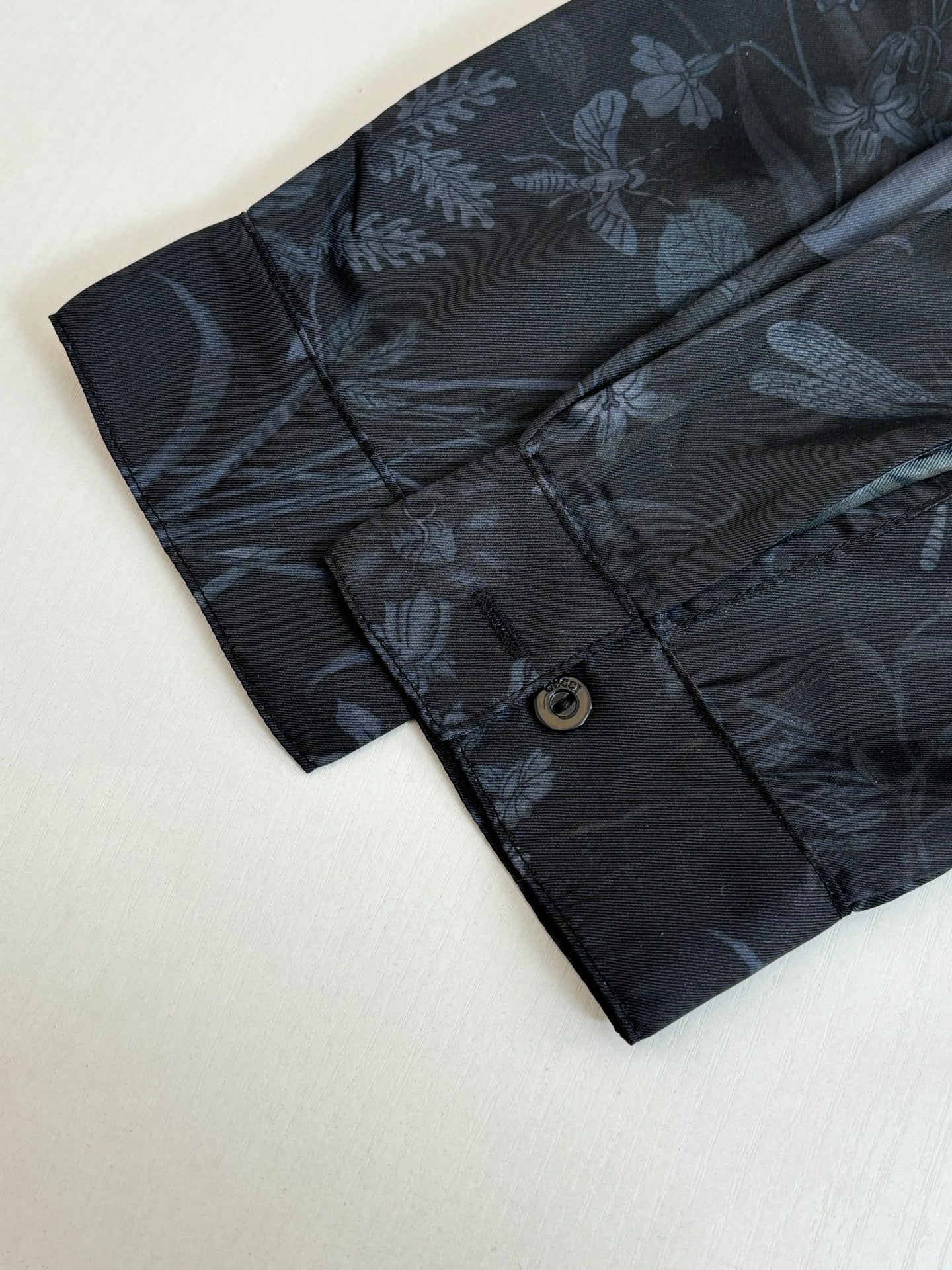 Gucci long-sleeve shirt sleeve and button cuff detail in dark floral print