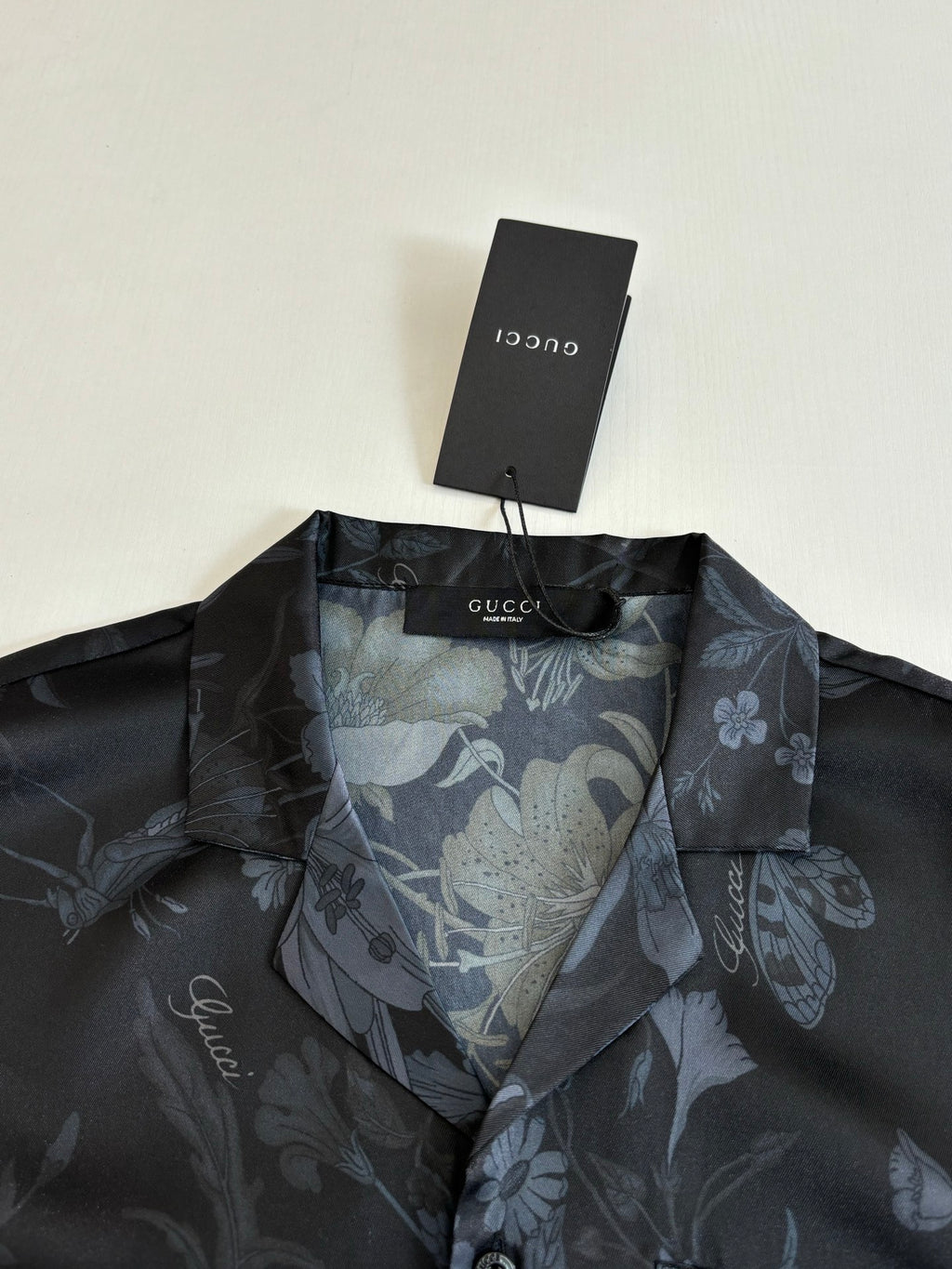 Gucci short-sleeve shirt neckline and inner lining, dark with blue floral print