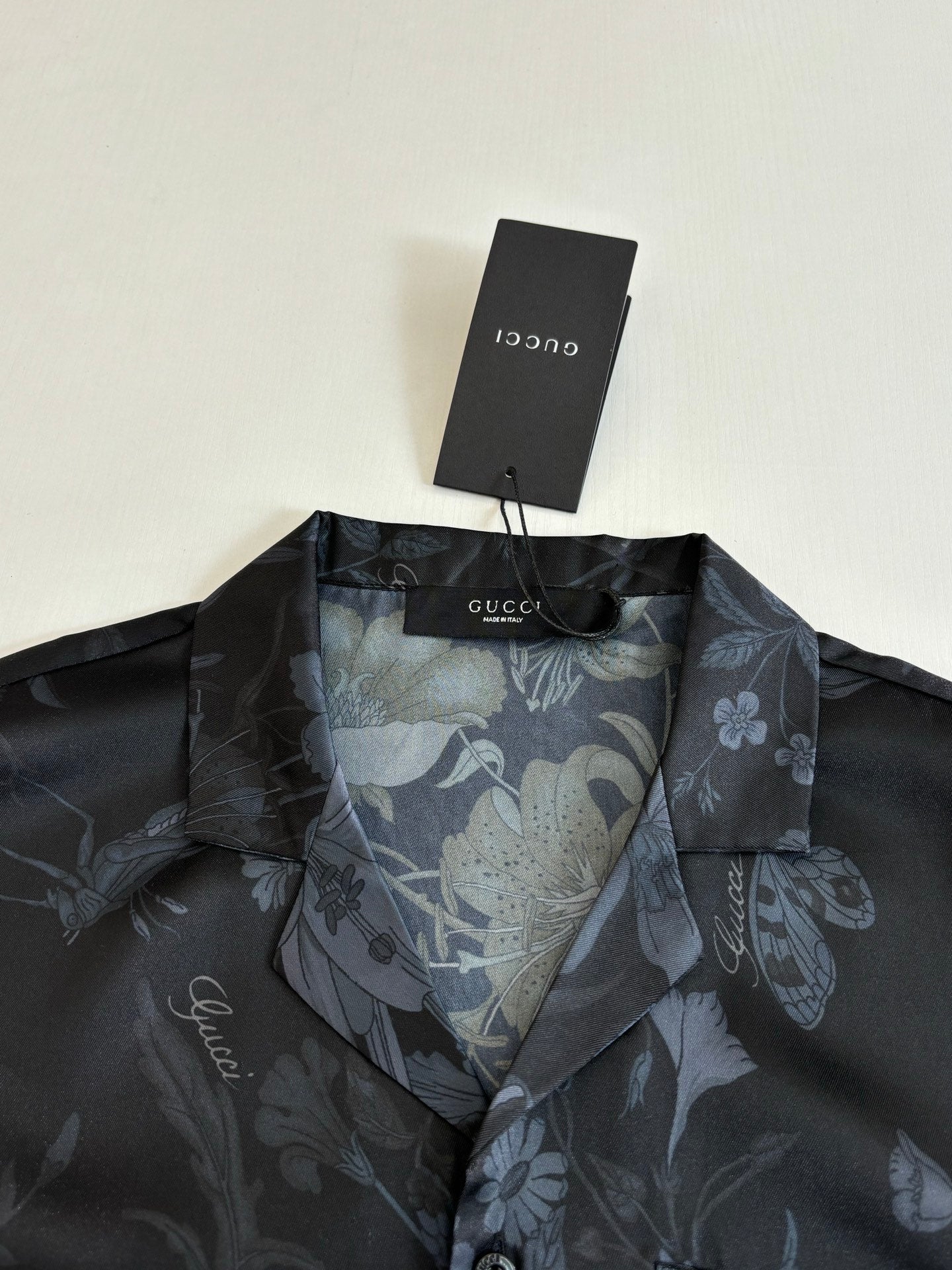 Gucci short-sleeve shirt neckline and inner lining, dark with blue floral print