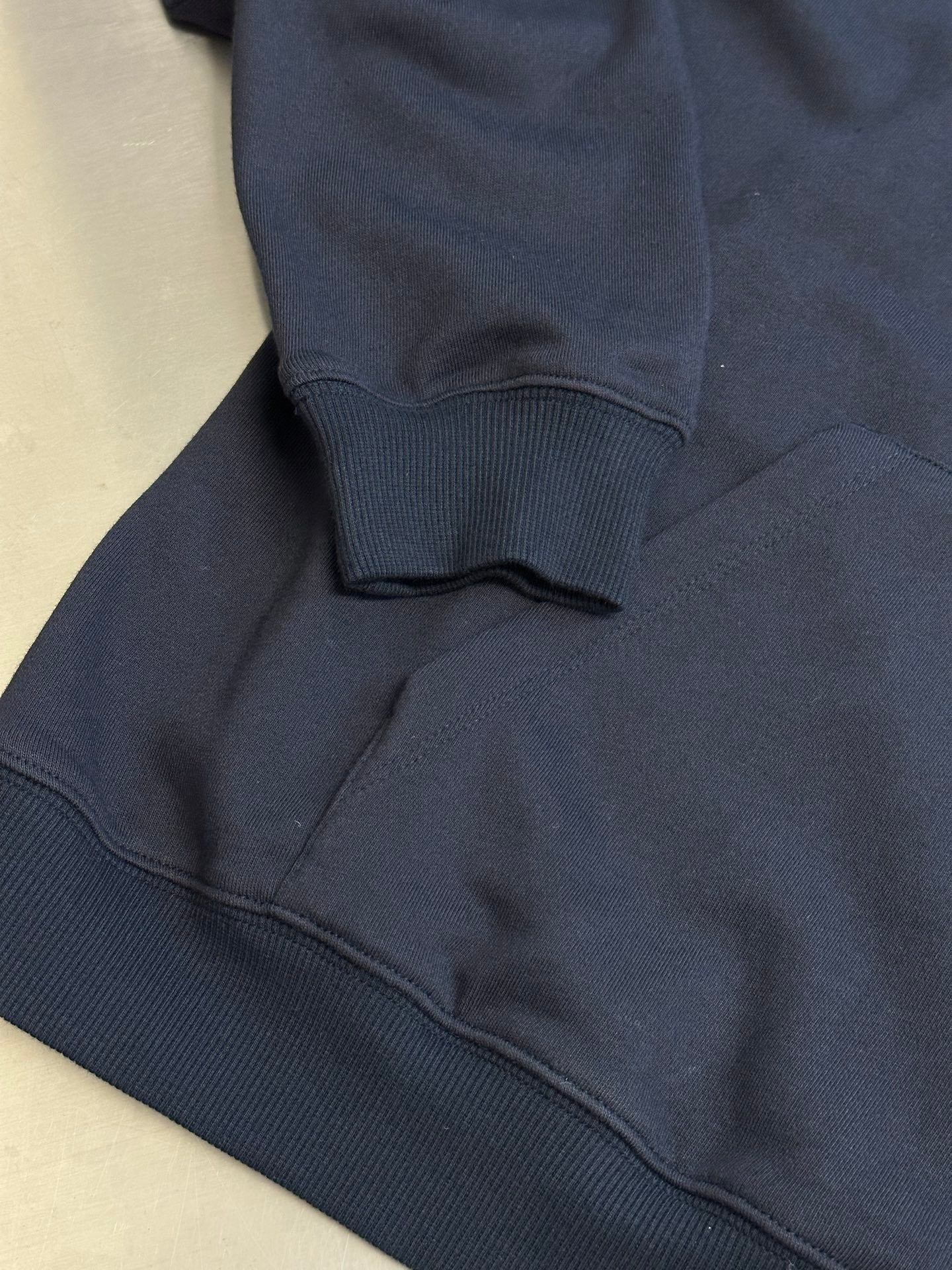 Navy hoodie with ribbed cuff and ribbed hem