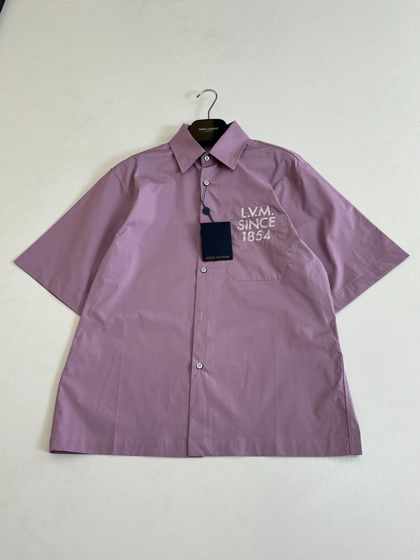 Louis Vuitton lilac short-sleeve button-up shirt with pointed collar and LV M 1854