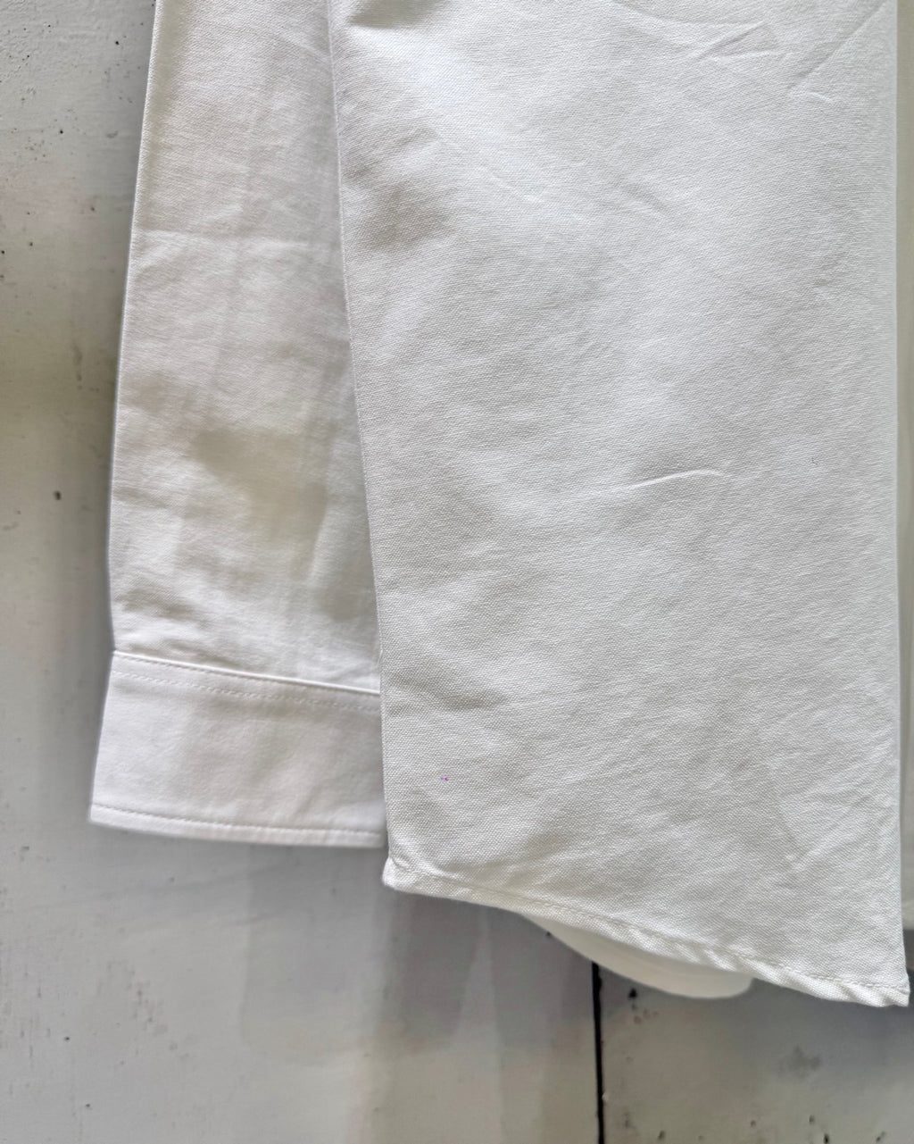 White long-sleeve shirt with straight hem and side seam