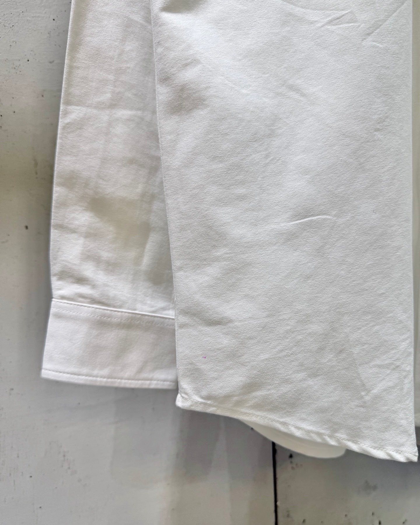 White long-sleeve shirt with straight hem and side seam