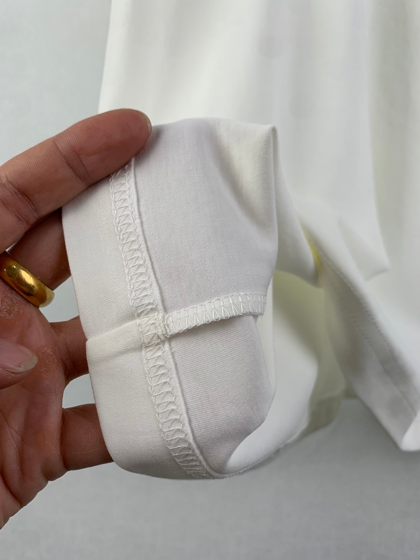 White T-shirt sleeve cuff with gathered seam detail