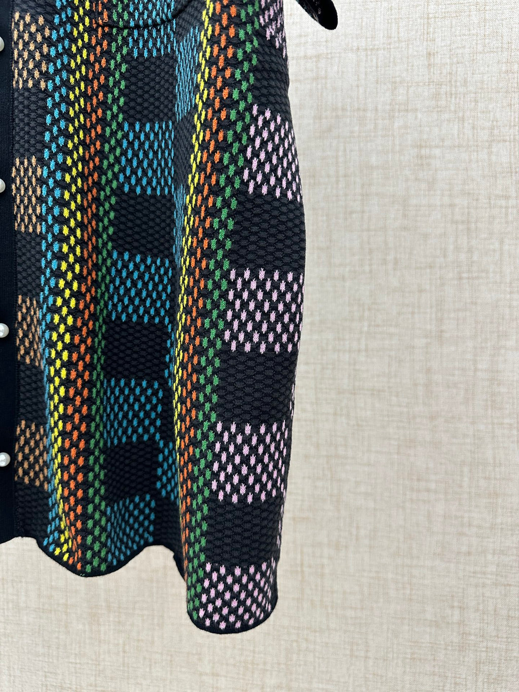 Checkered short-sleeve shirt hem and sleeve edge with multicolor pattern