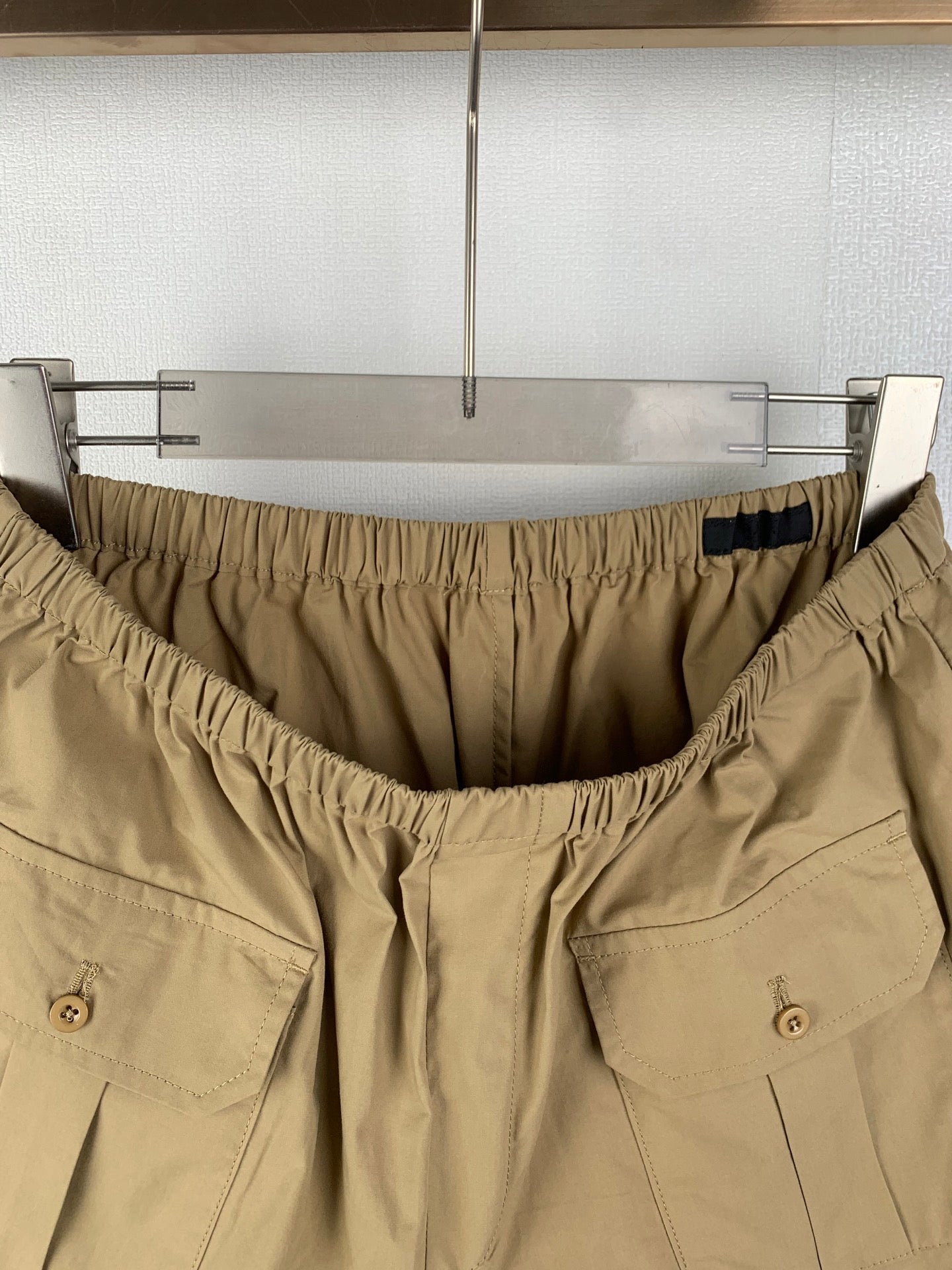 Olive shorts with elastic waistband and two front flap patch pockets