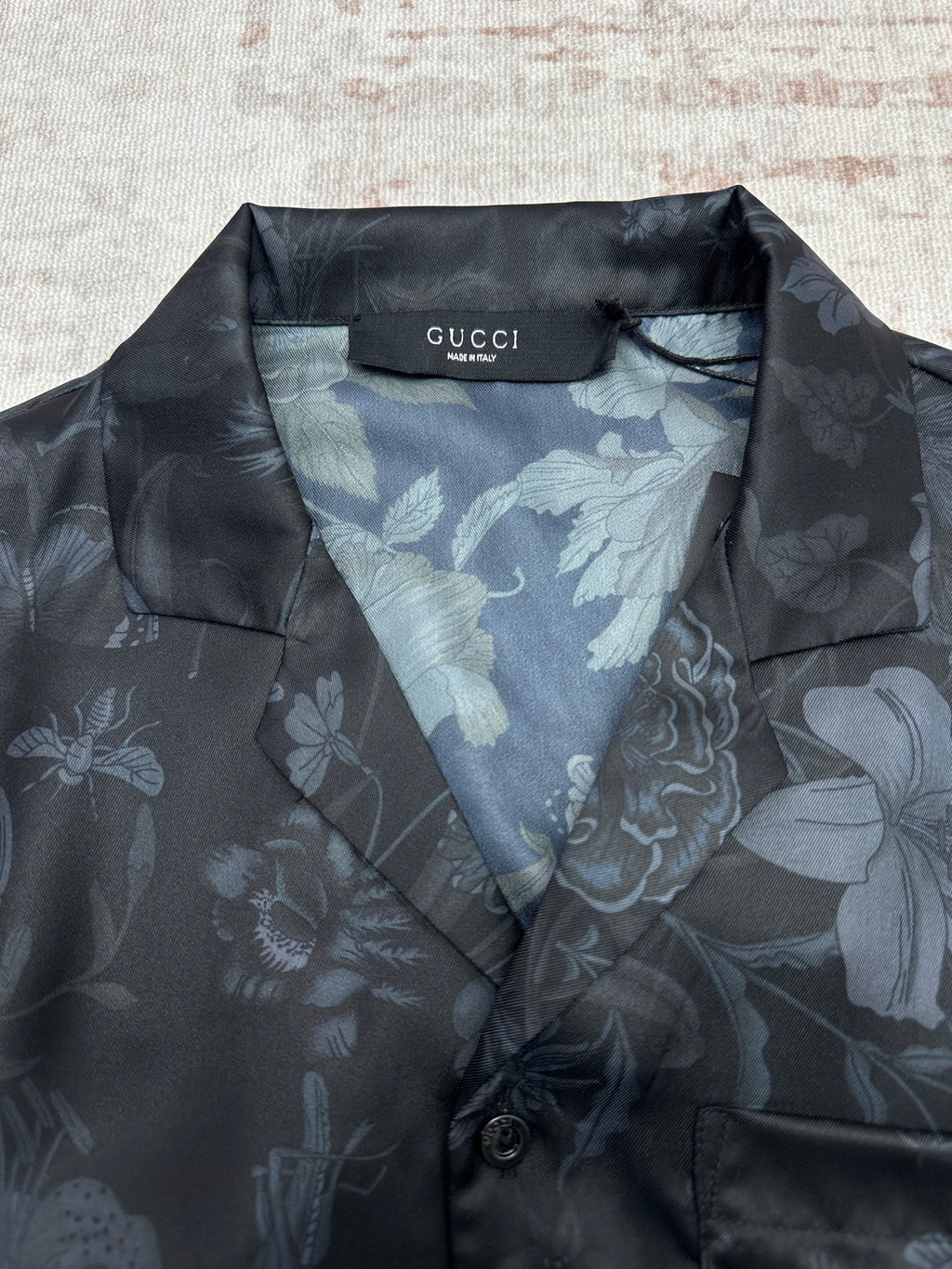 Long-sleeve button-up shirt collar and chest placket with Gucci label