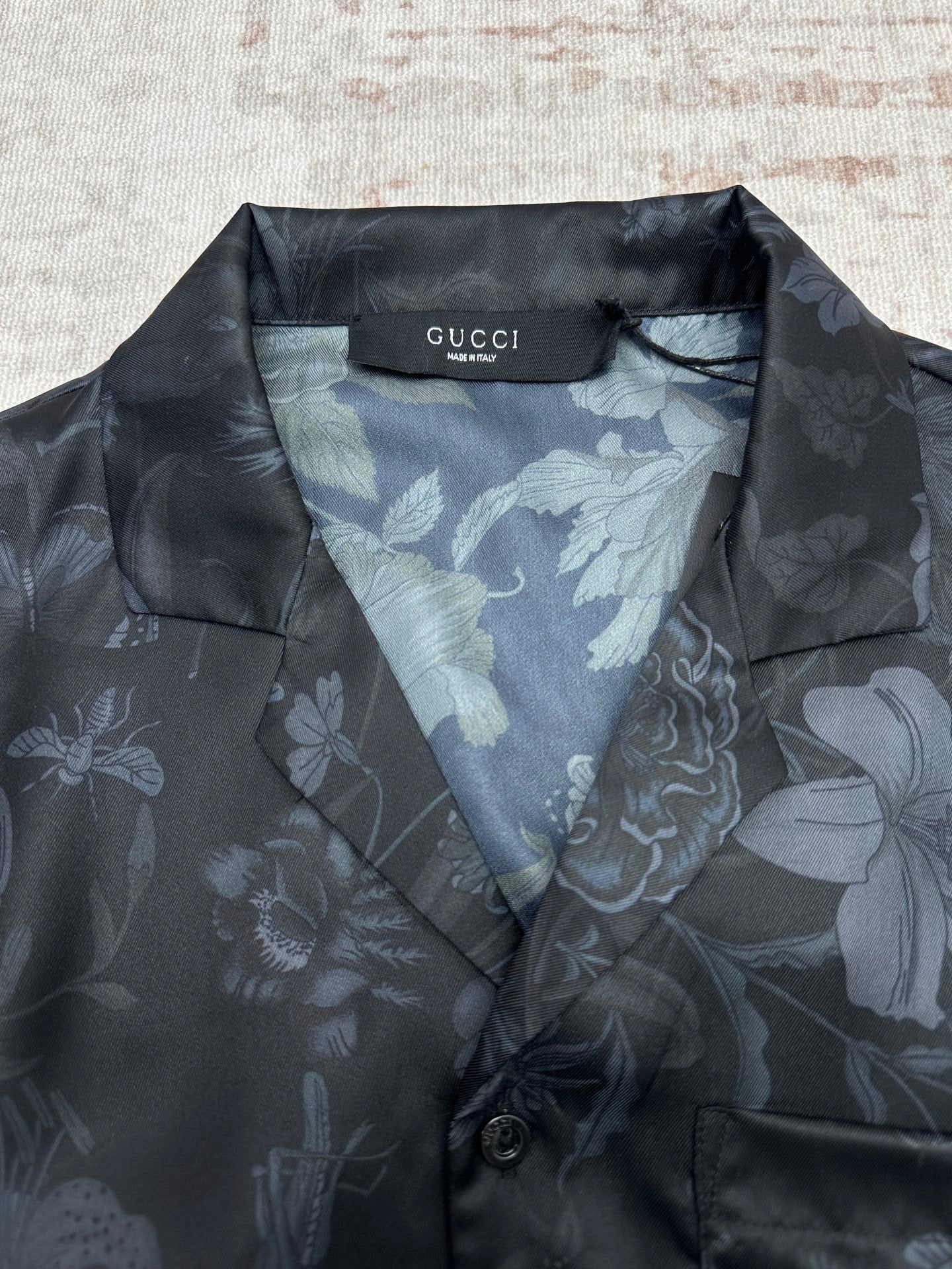 Long-sleeve button-up shirt collar and chest placket with Gucci label
