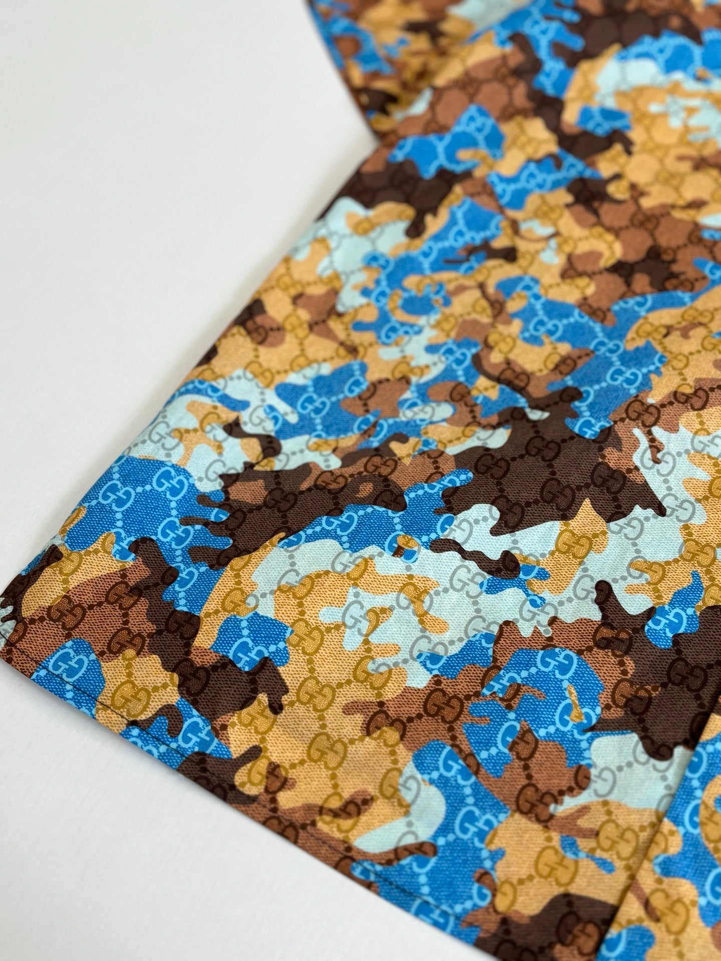 Short-sleeve shirt folded detail, blue and brown abstract pattern
