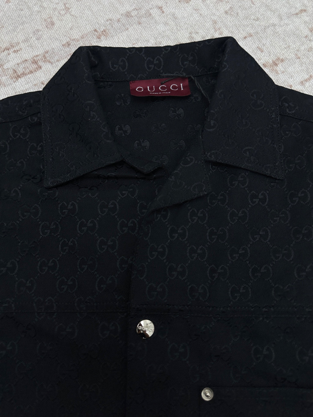 Dark navy Gucci-pattern short-sleeve shirt, collar and button placket