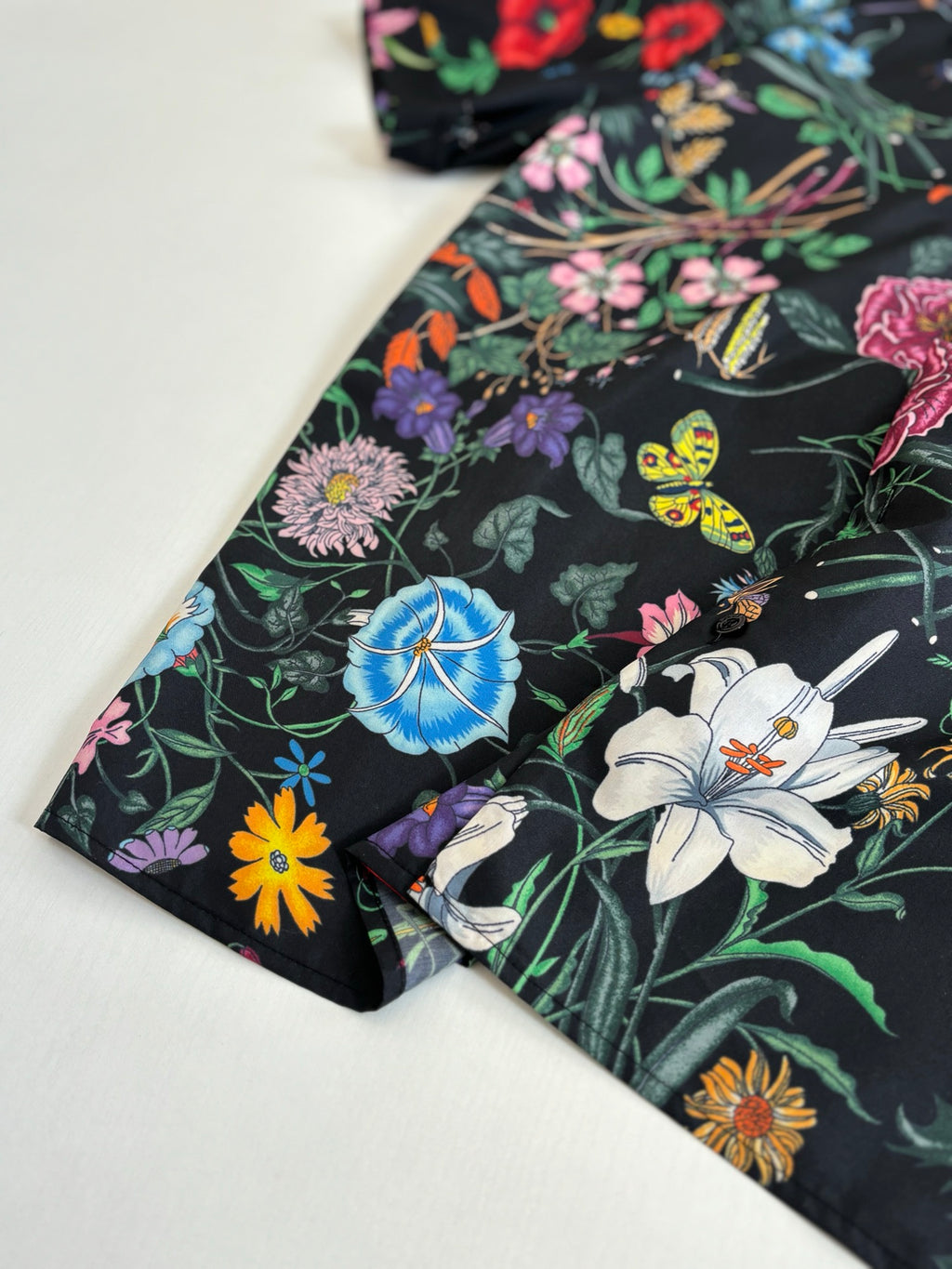 Black Gucci short-sleeve shirt sleeve, multicolor insect and flower print