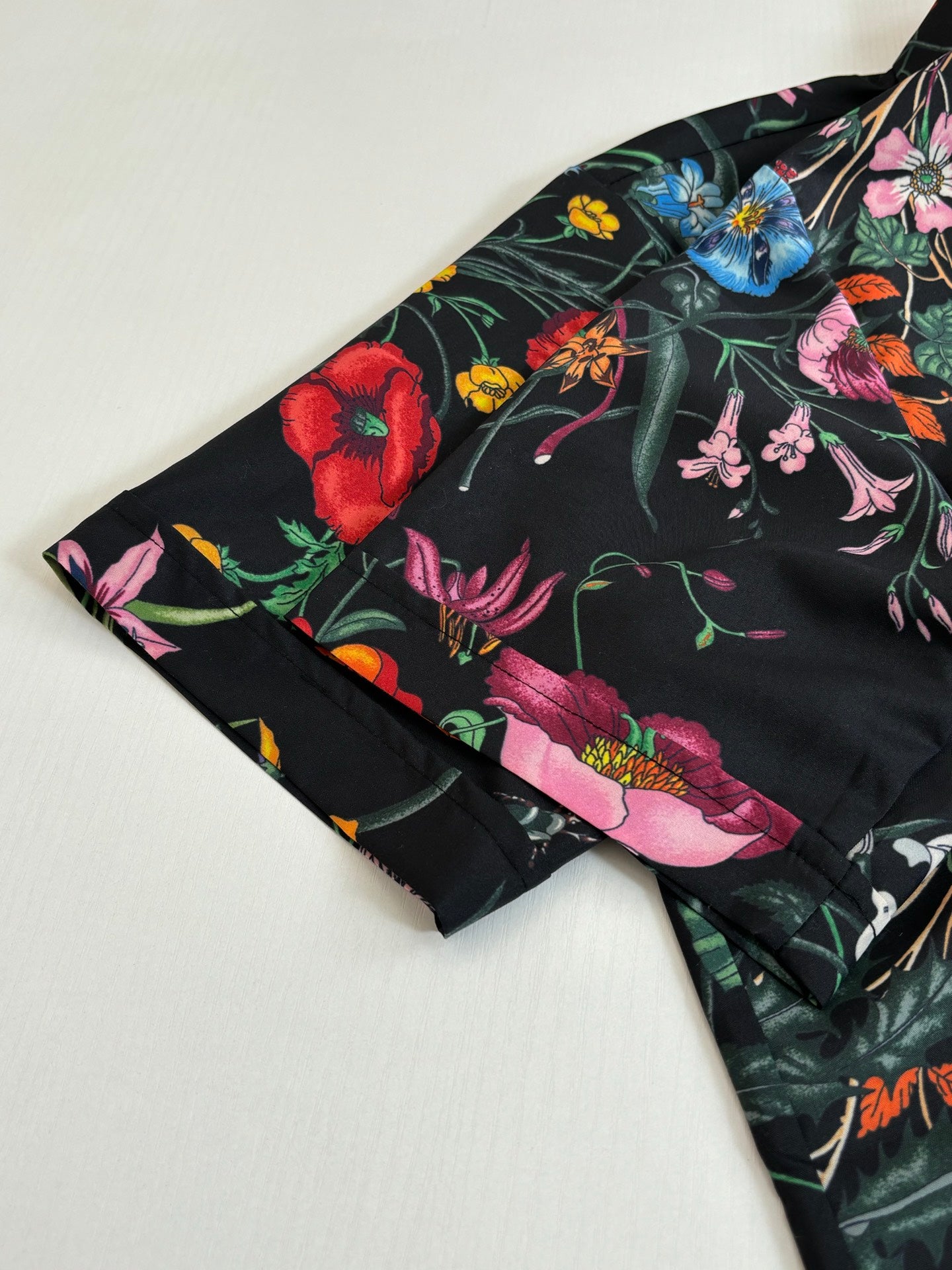 Black Gucci short-sleeve shirt sleeve, bright colorful butterfly and flower print