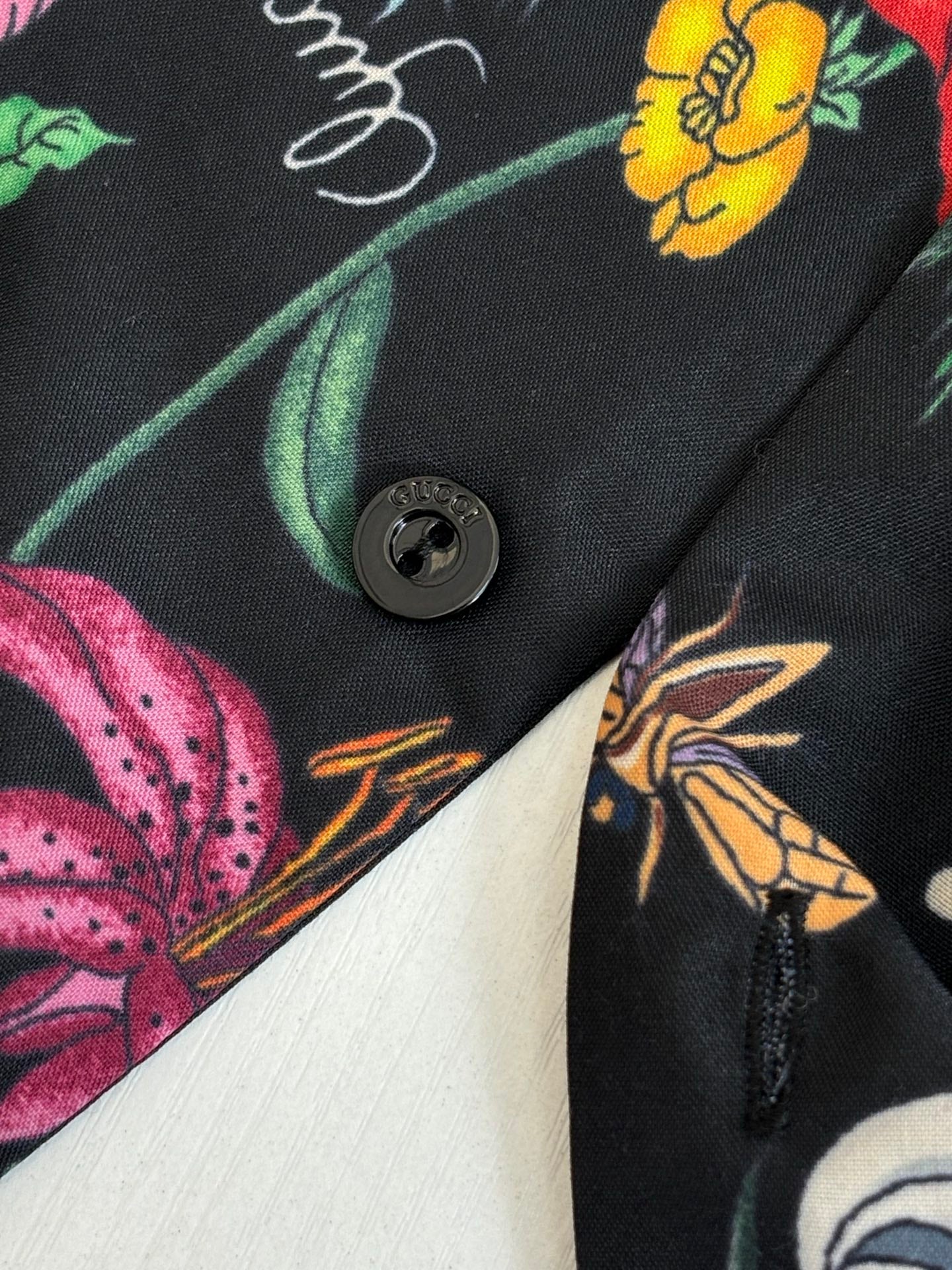 Floral print Gucci shorts with dark button detail
