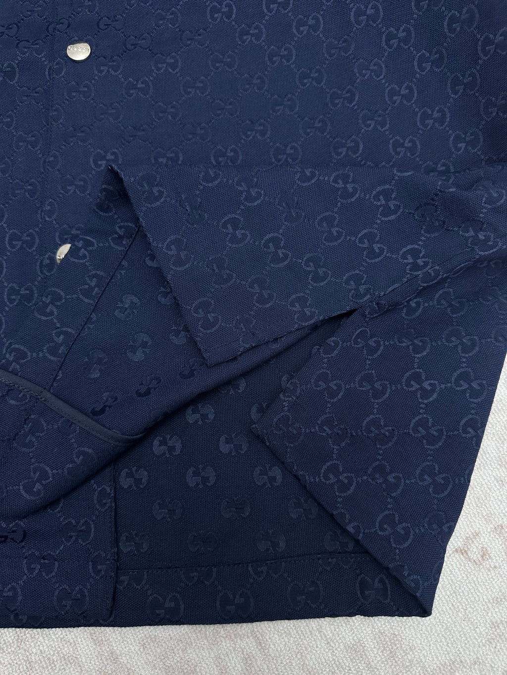 Dark navy short-sleeve shirt sleeve and hem corner with GG monogram texture