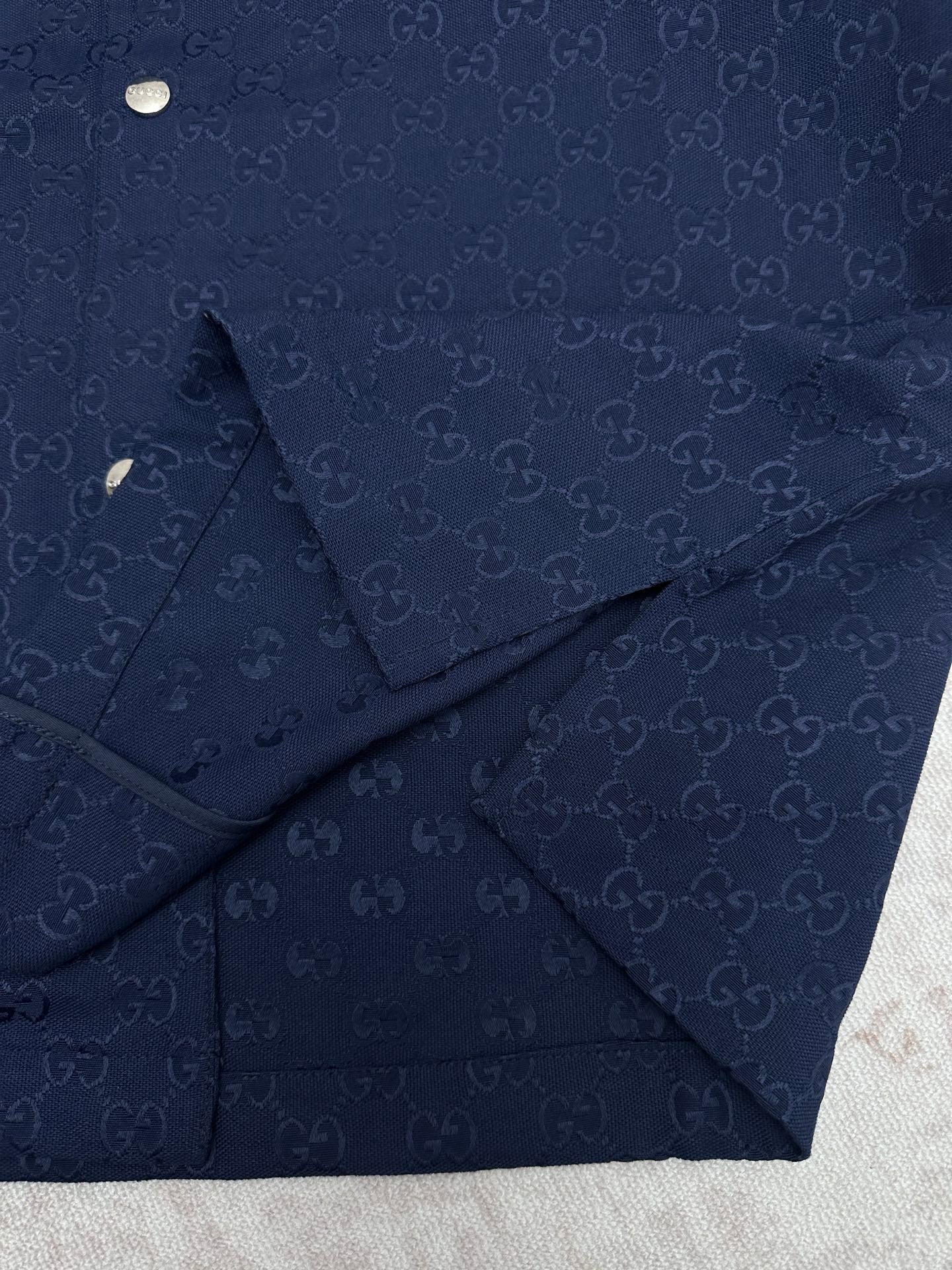 Dark navy short-sleeve shirt sleeve and hem corner with GG monogram texture