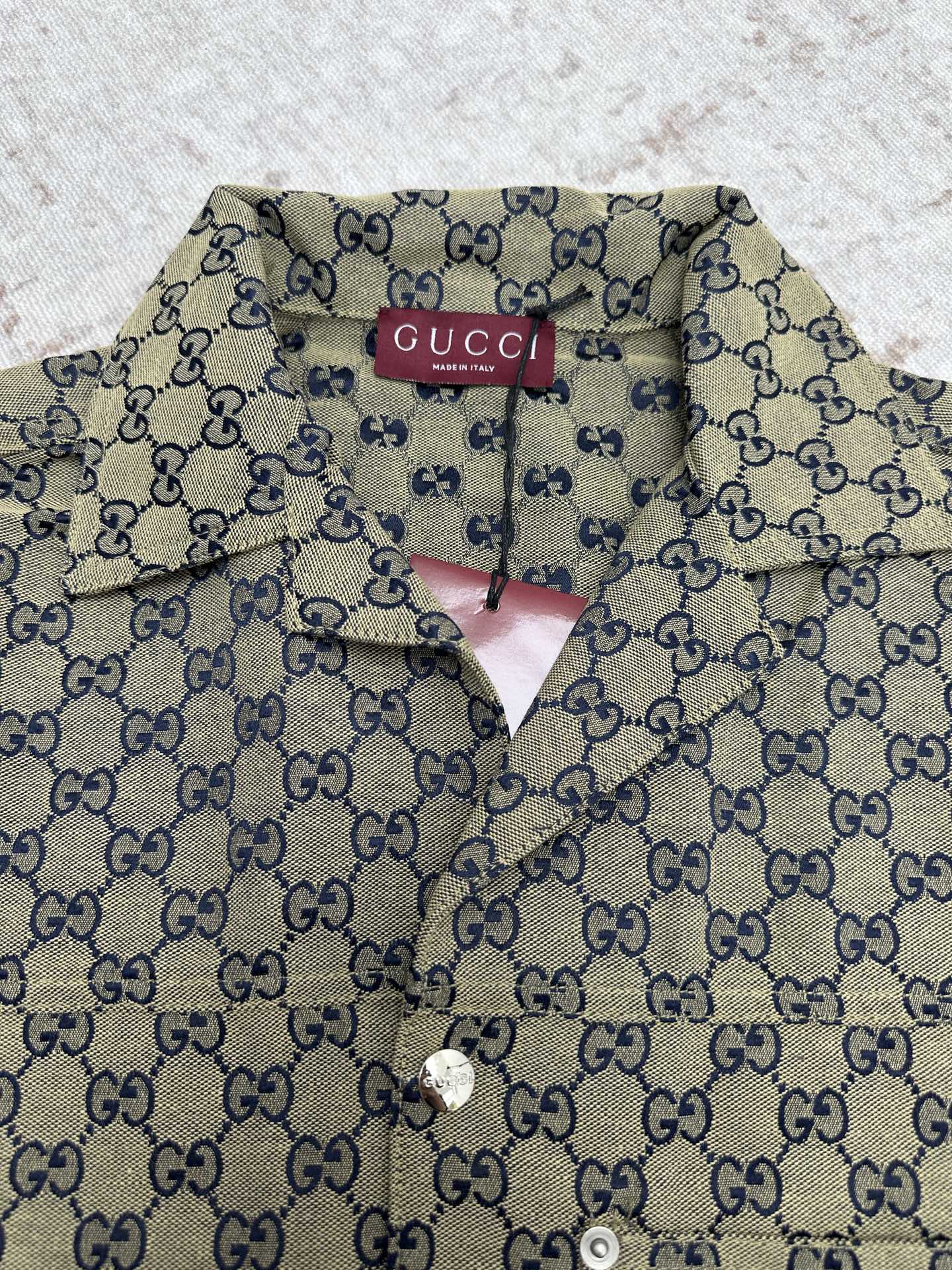 Gucci short-sleeve shirt collar and neckline with GG pattern and metal buttons