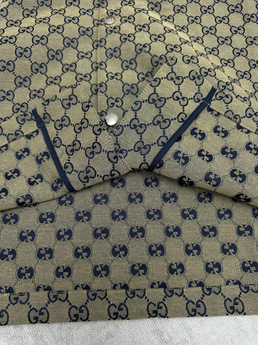 Gucci short-sleeve shirt collar detail with blue GG motif and button placket