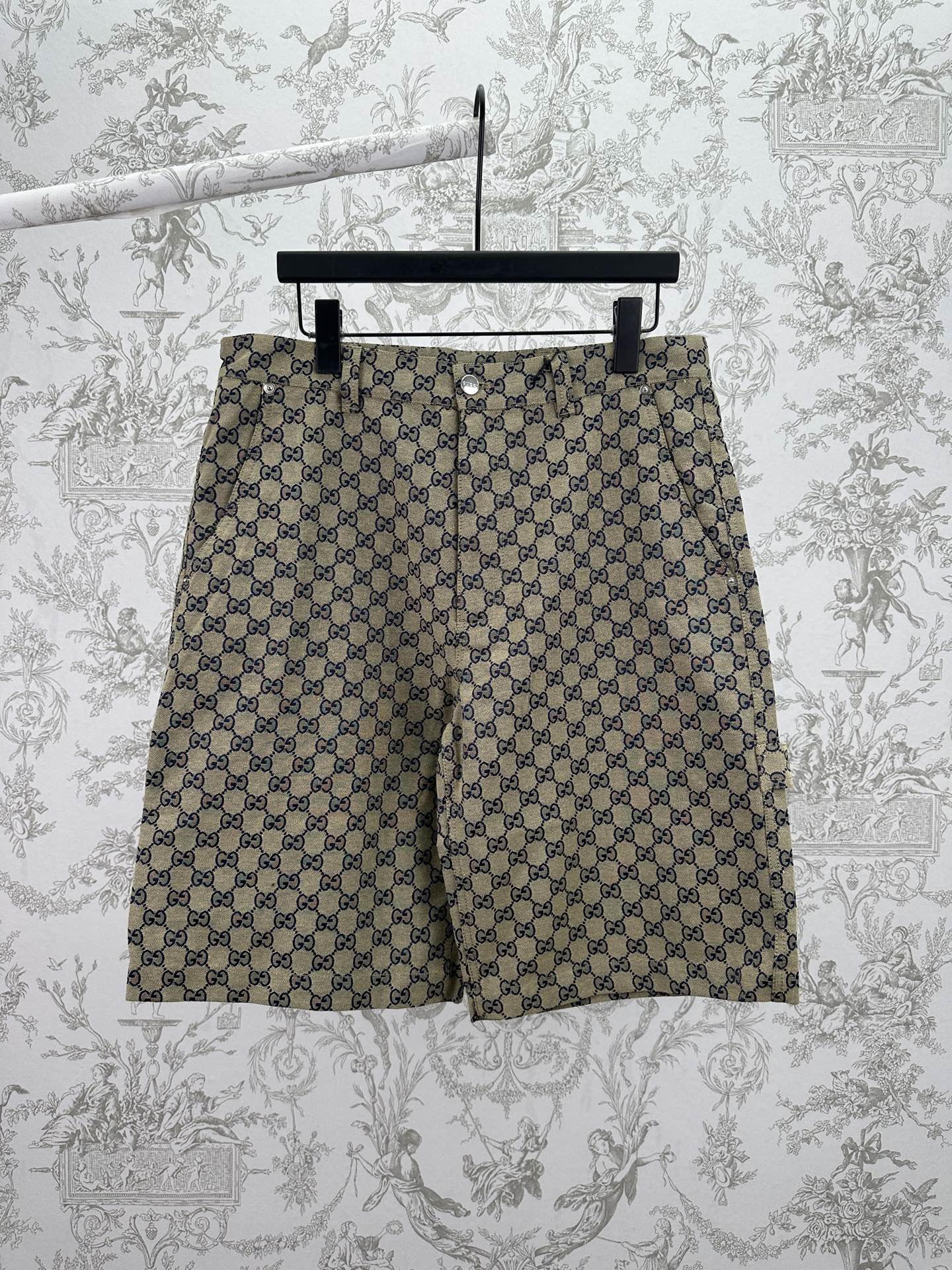 Gucci patterned shorts with GG monogram print, pleated front, dark button closure