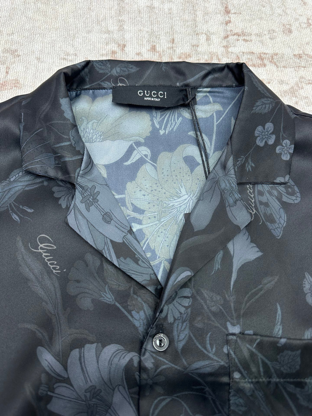 Gucci short-sleeve shirt close-up, floral print, point collar and button placket
