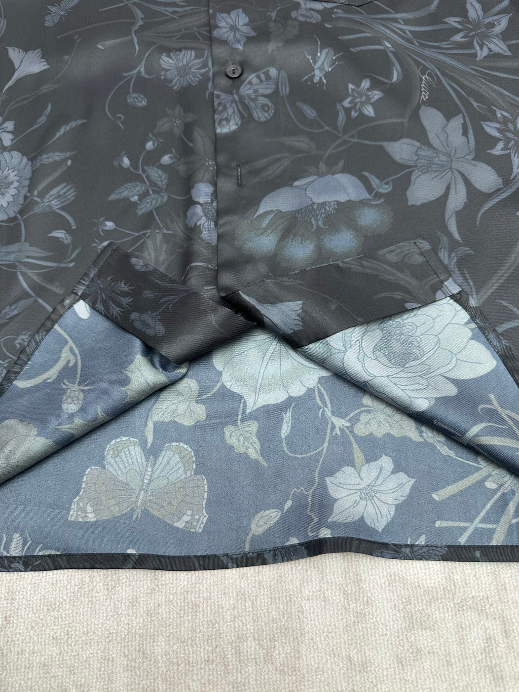 Short-sleeve shirt back fabric, dark navy with blue-gray floral vine print