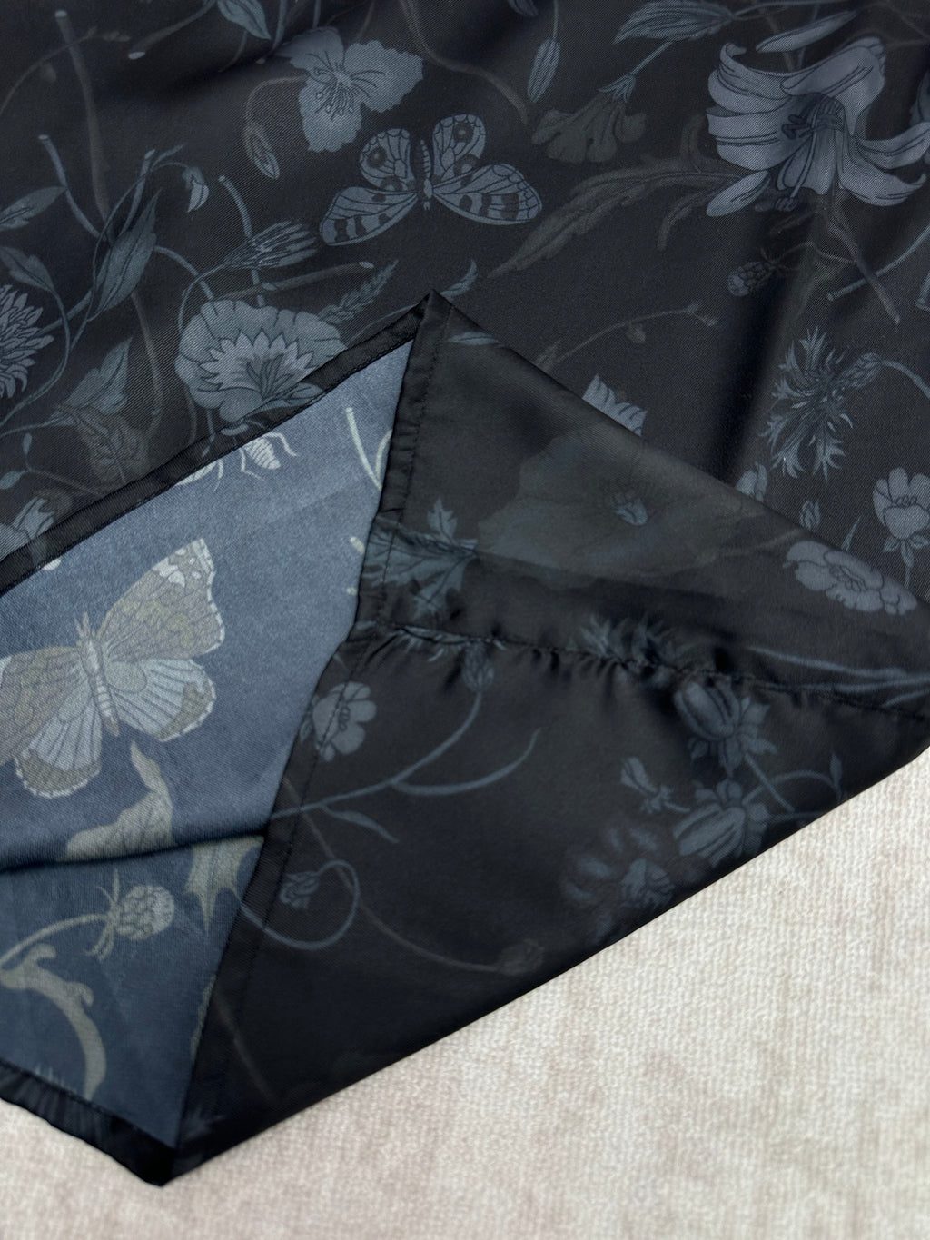 Short-sleeve shirt hem and side seam, dark navy floral print with light blue lining