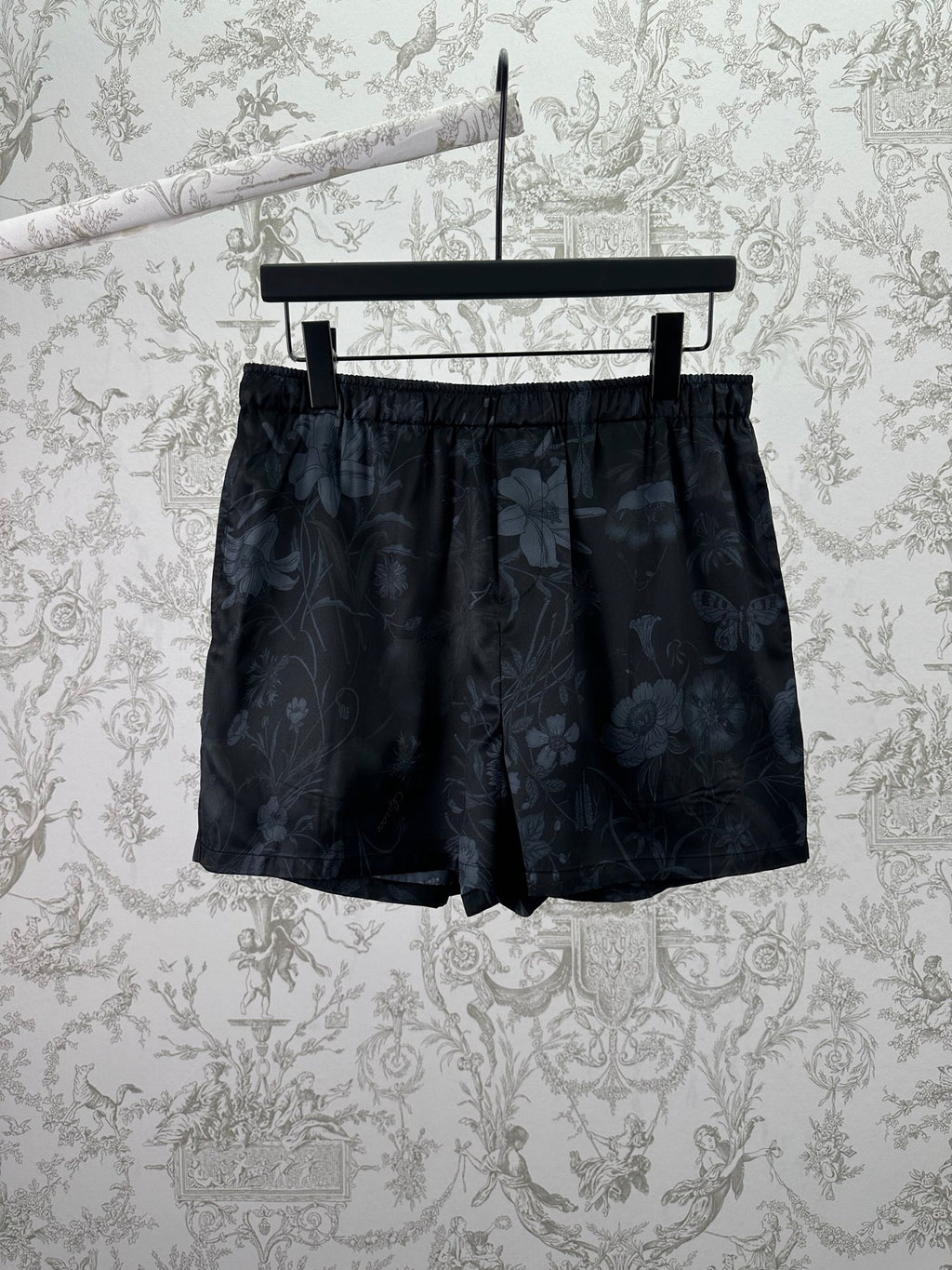 Gucci dark floral shorts with elastic waistband
