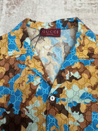 Short-sleeve button-up shirt with Gucci neck label and blue/tan bear print
