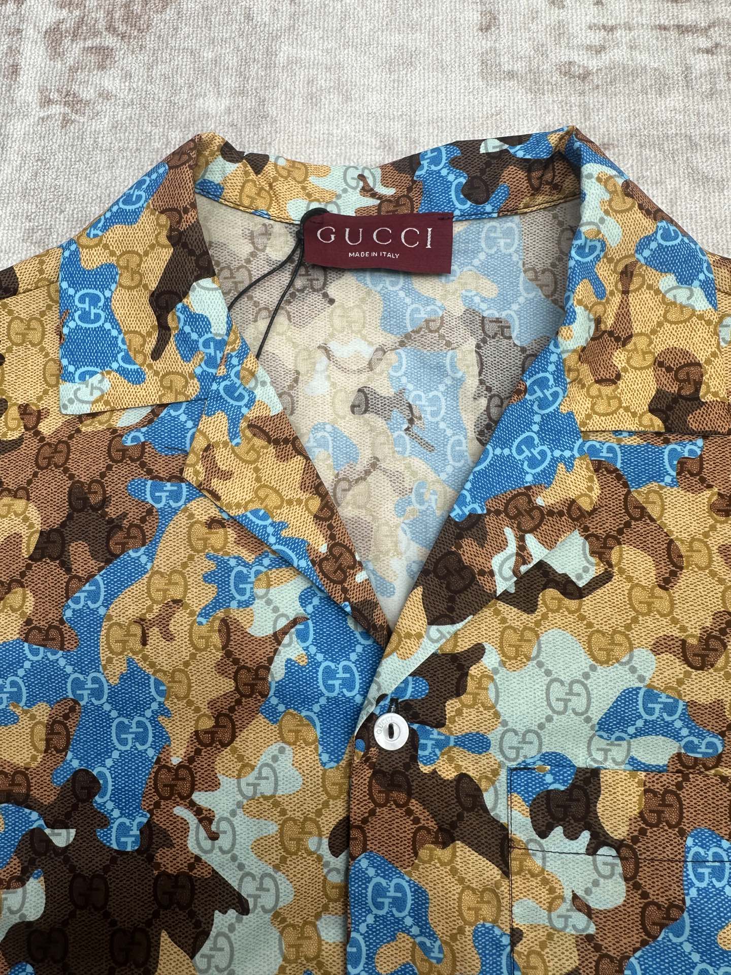 Short-sleeve button-up shirt with Gucci neck label and blue/tan bear print